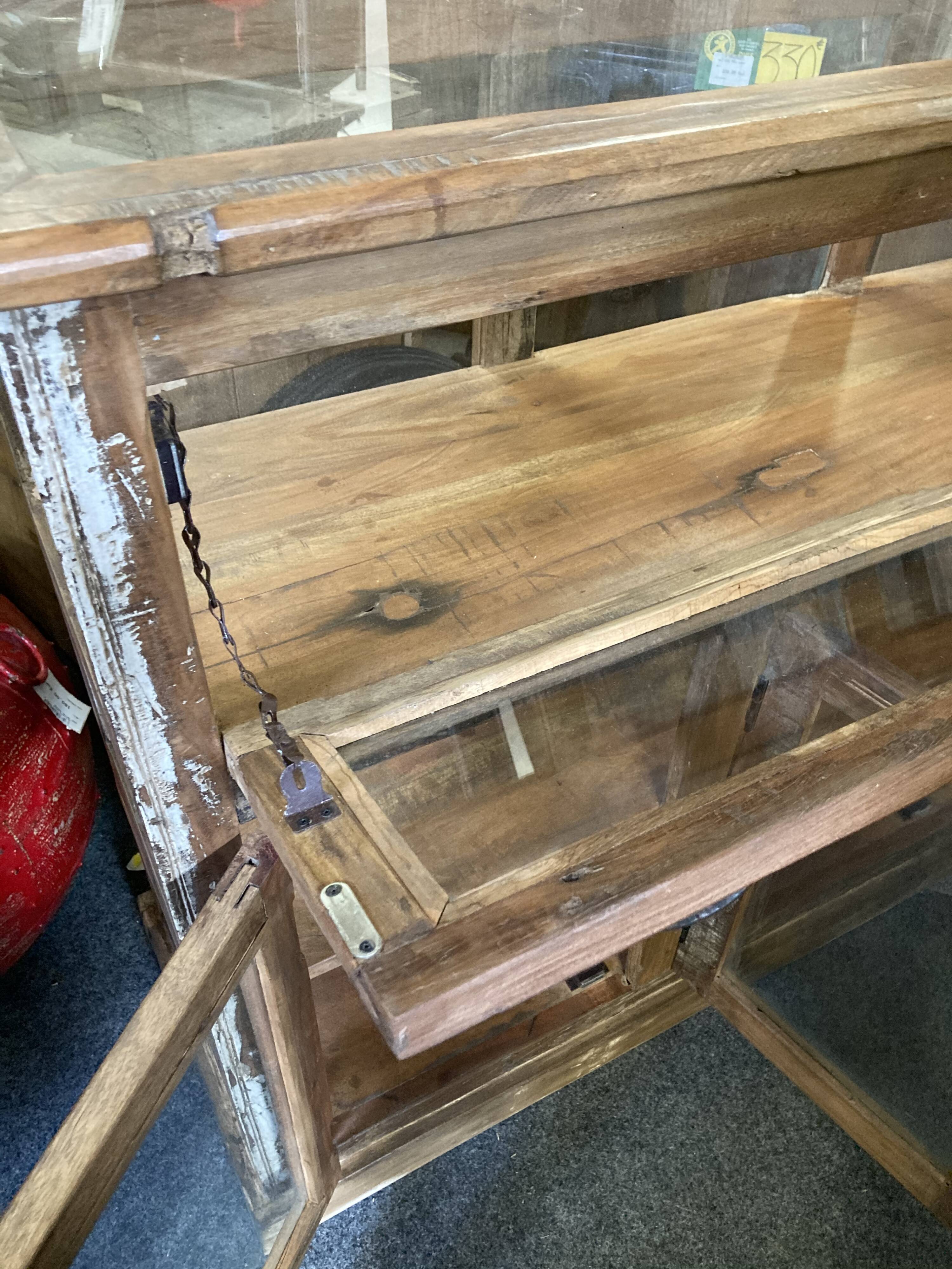 Vitrine comptoir bois exotique