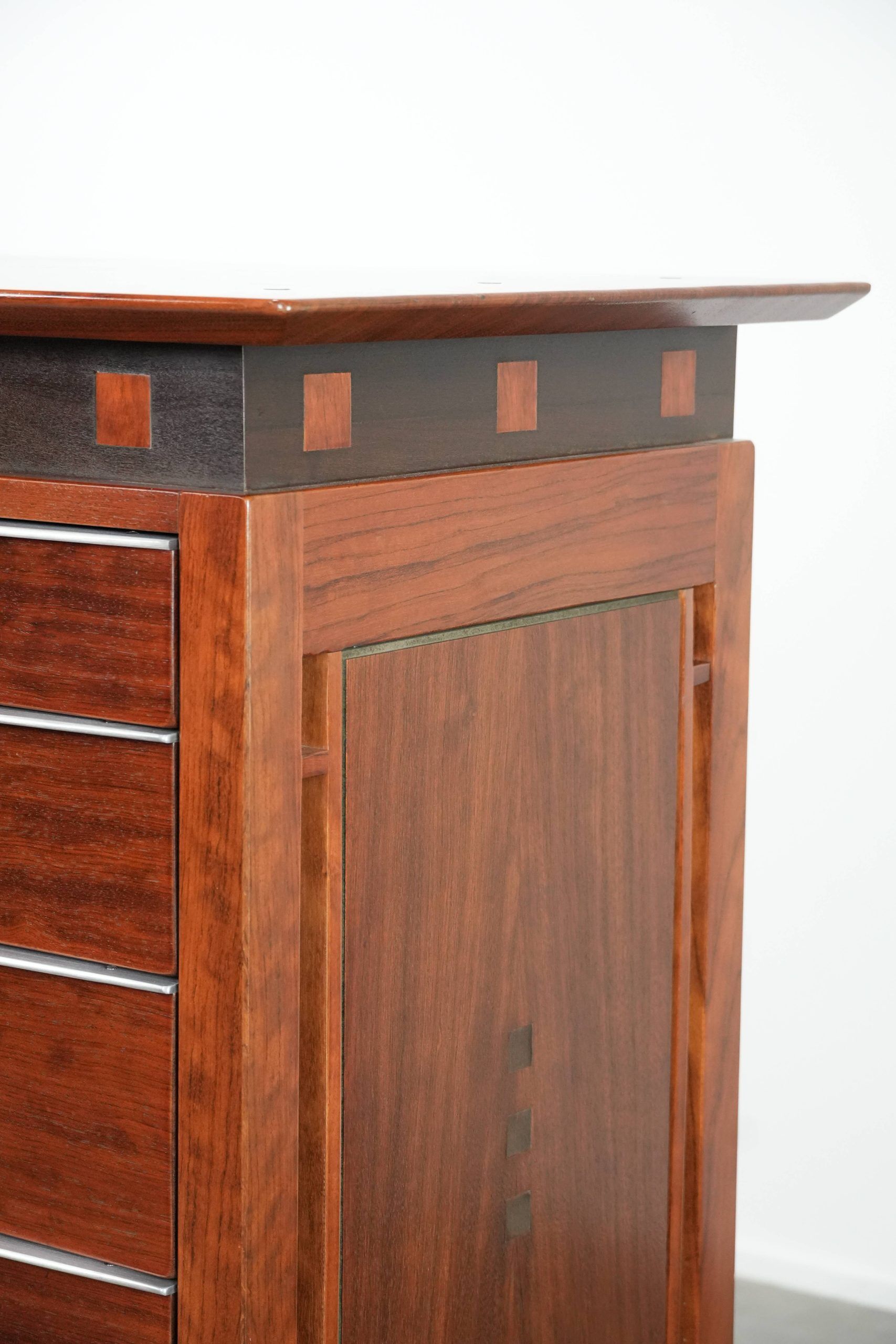 Art Deco design chest of drawers with 6 drawers and remarkable details