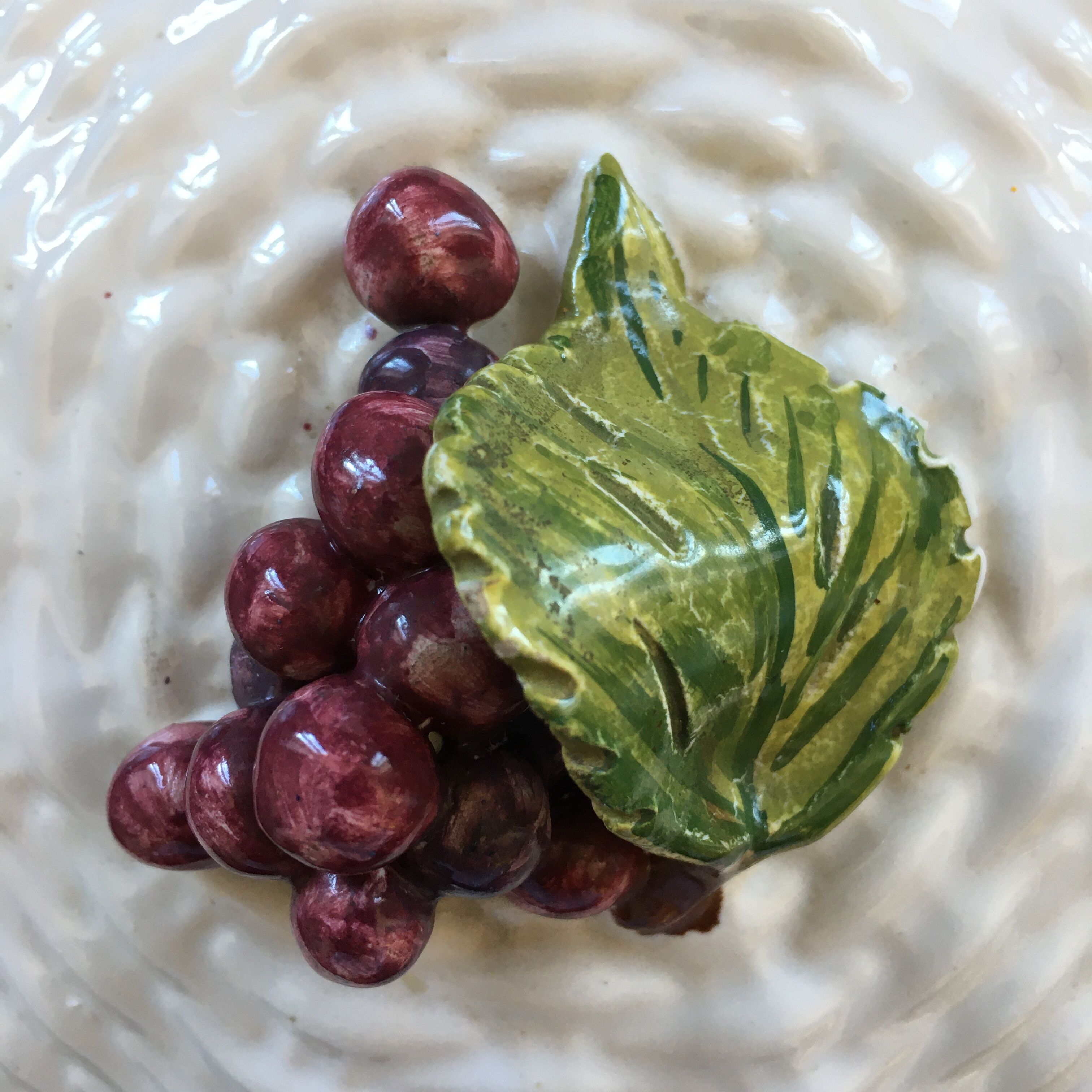 Slip box with red berry decoration