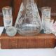 Carafe à liqueur française des années 1950 et cinq verres