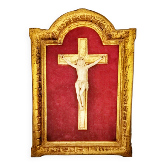 Tableau en bois avec représentation du Christ en croix en ivoire