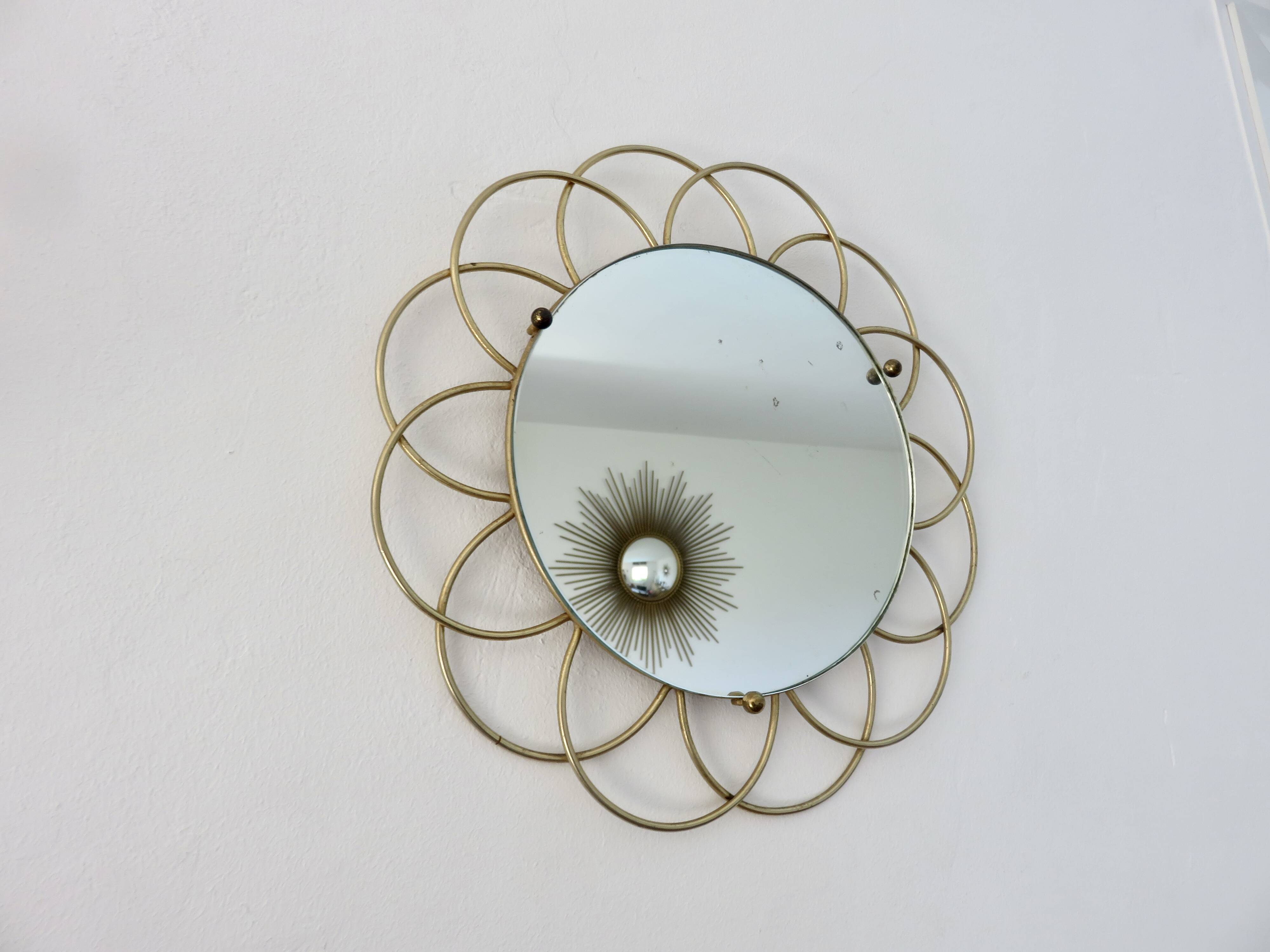 Miroir soleil " fleur " en métal doré années 60
