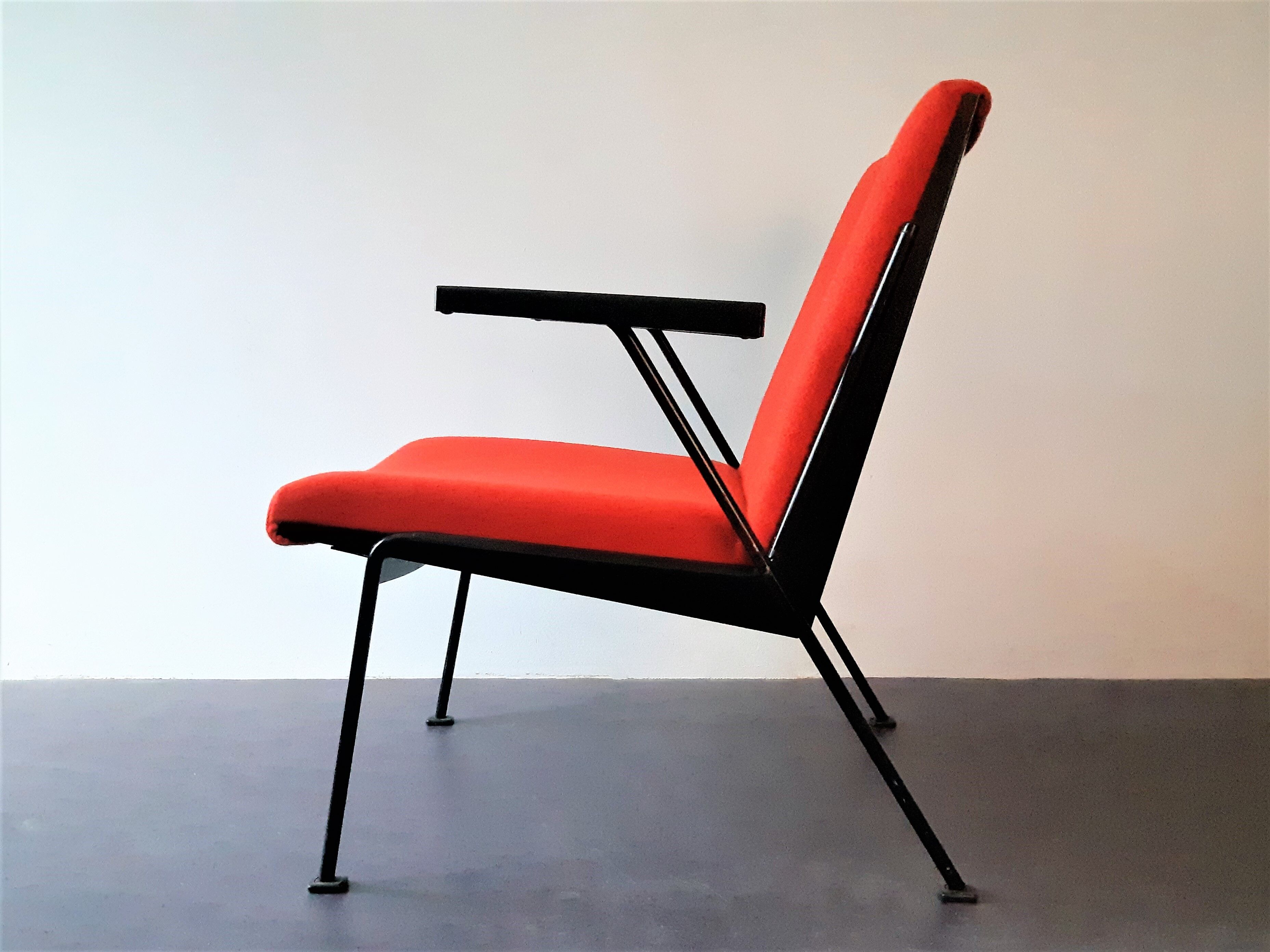 Red 'Oase' lounge chair with armrests by Wim Rietveld for Ahrend de Cirkel, 3 available