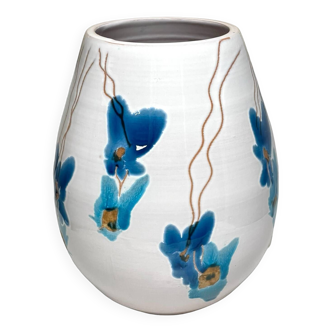 Vase en terre cuite émaillée blanc à décor floral, Goicoechea
