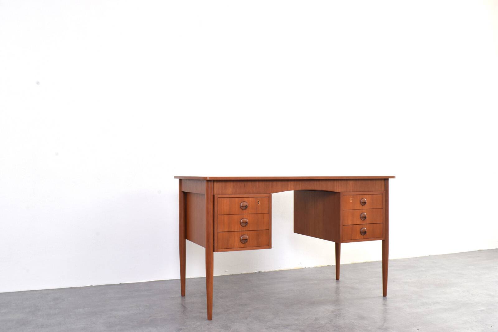 Bureau en teck danois des années 1960.