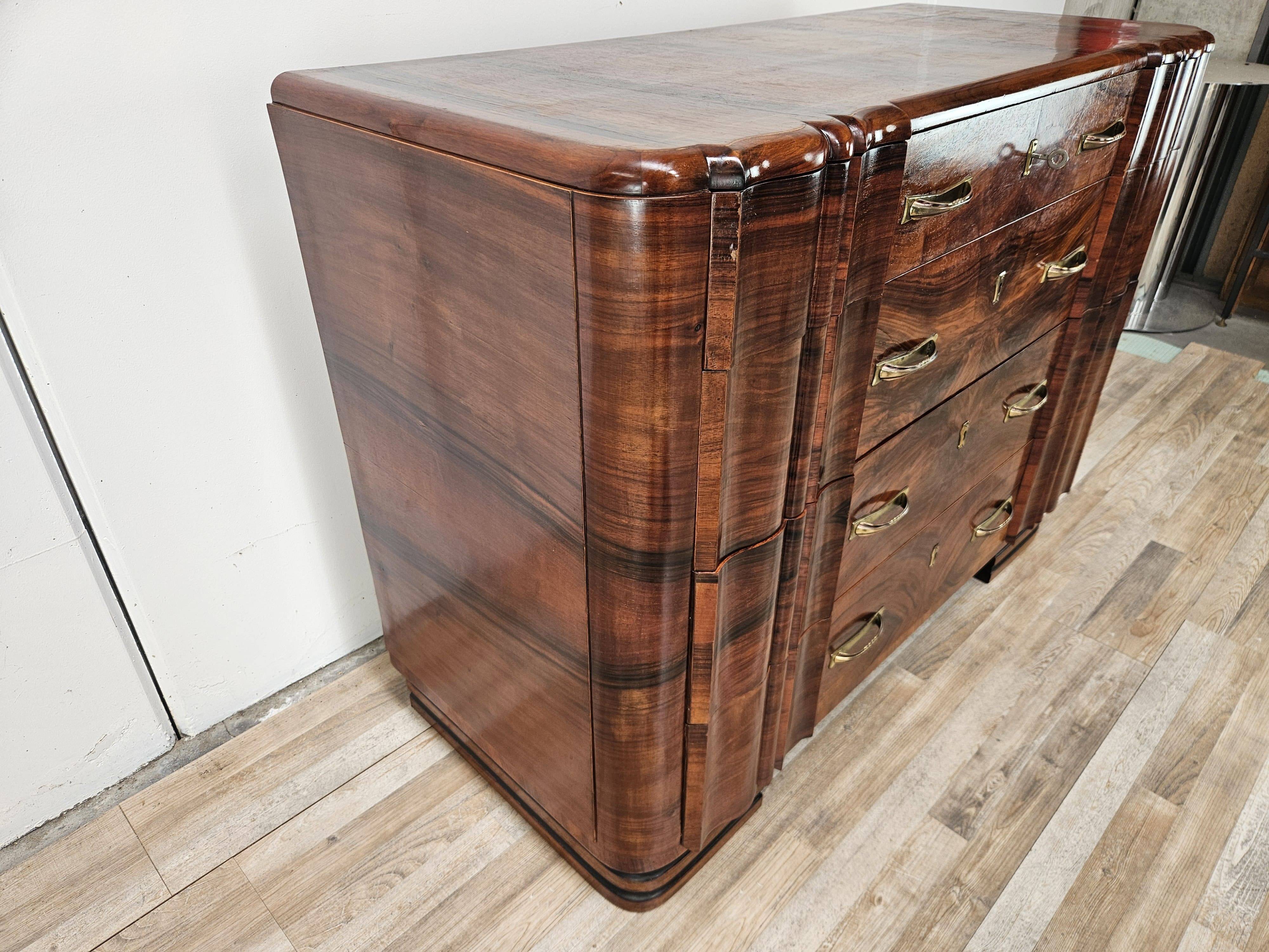 Commode en noyer avec 4 tiroirs et poignées en laiton, années 1940
