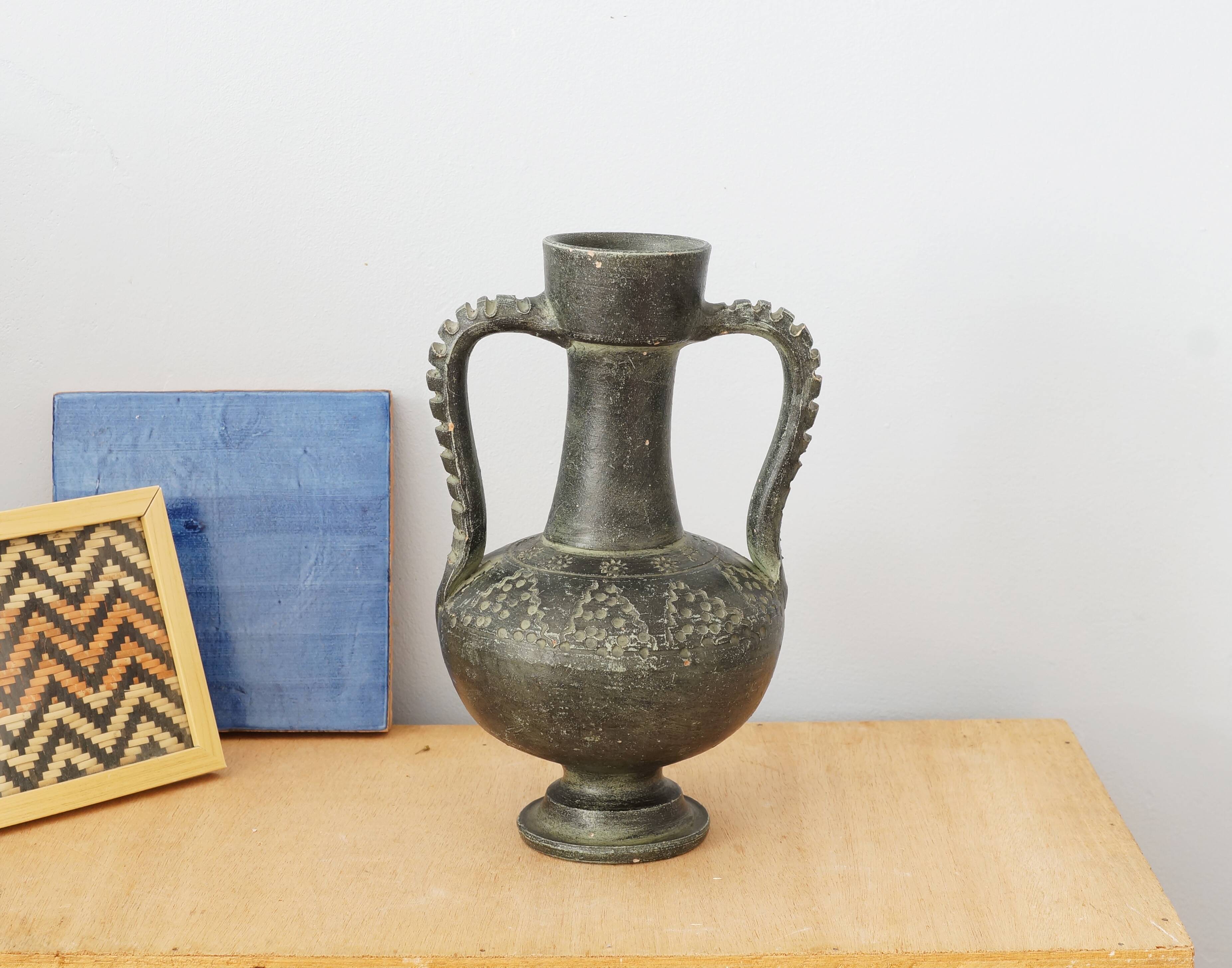 Black vase of antique inspiration in the shape of an amphora, 50s or 60s, vintage