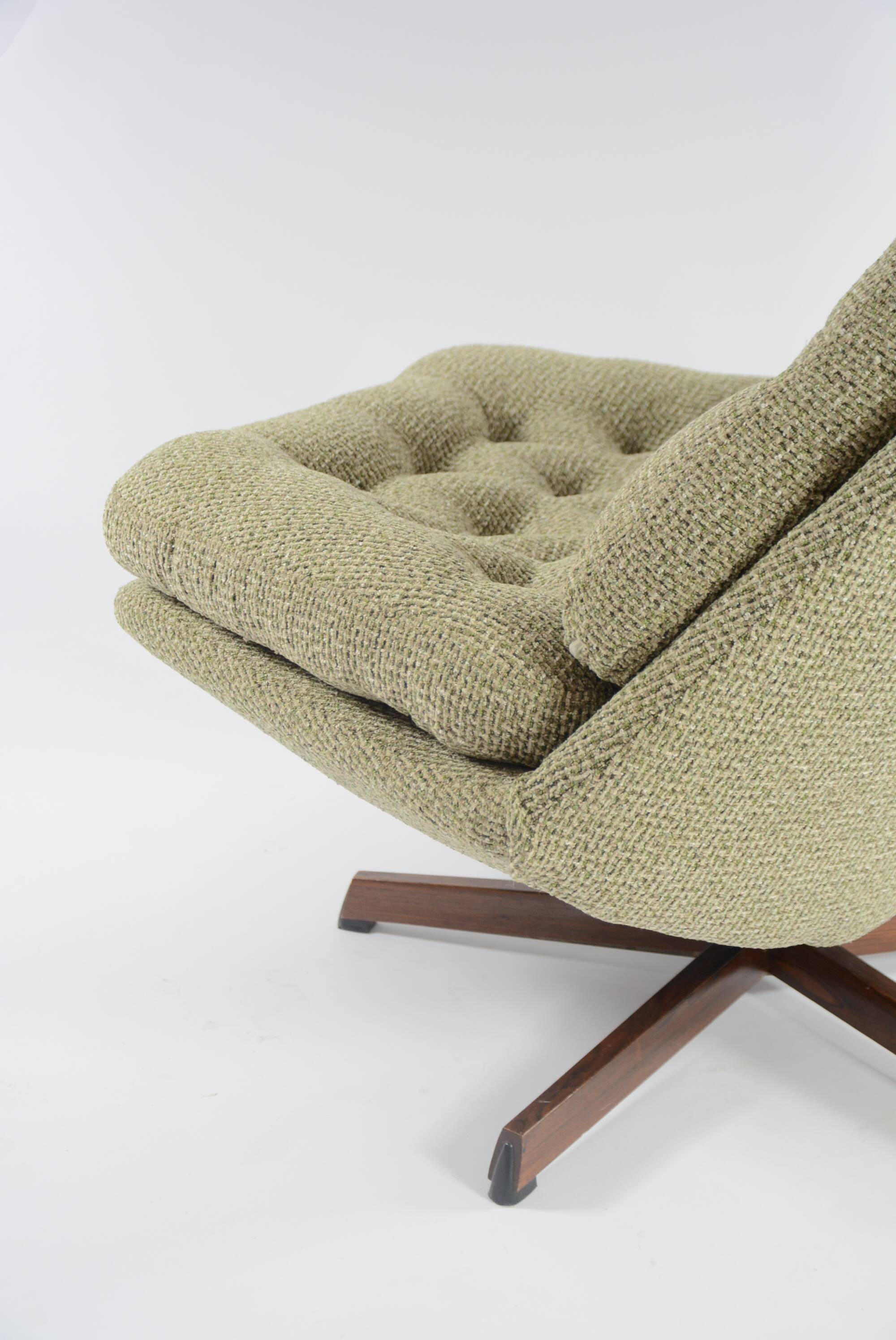 Chauffeuse pivotante scandinave verte