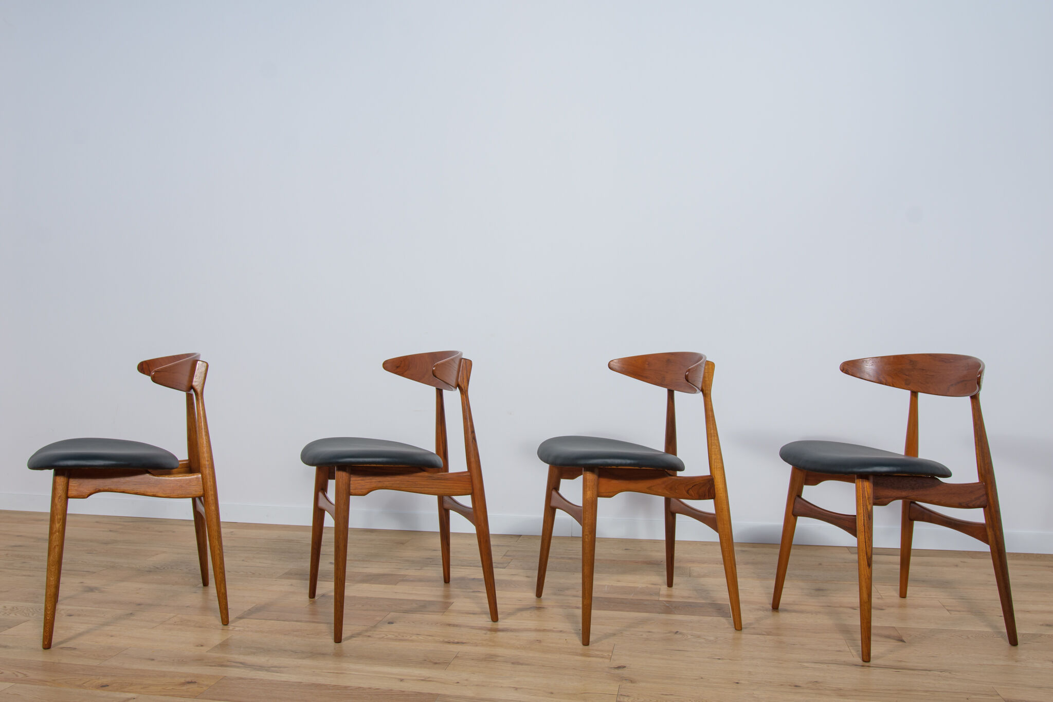 Mid century danish ch33 dining chairs by Hans J. Wegner for Carl Hansen & søn, set of 4