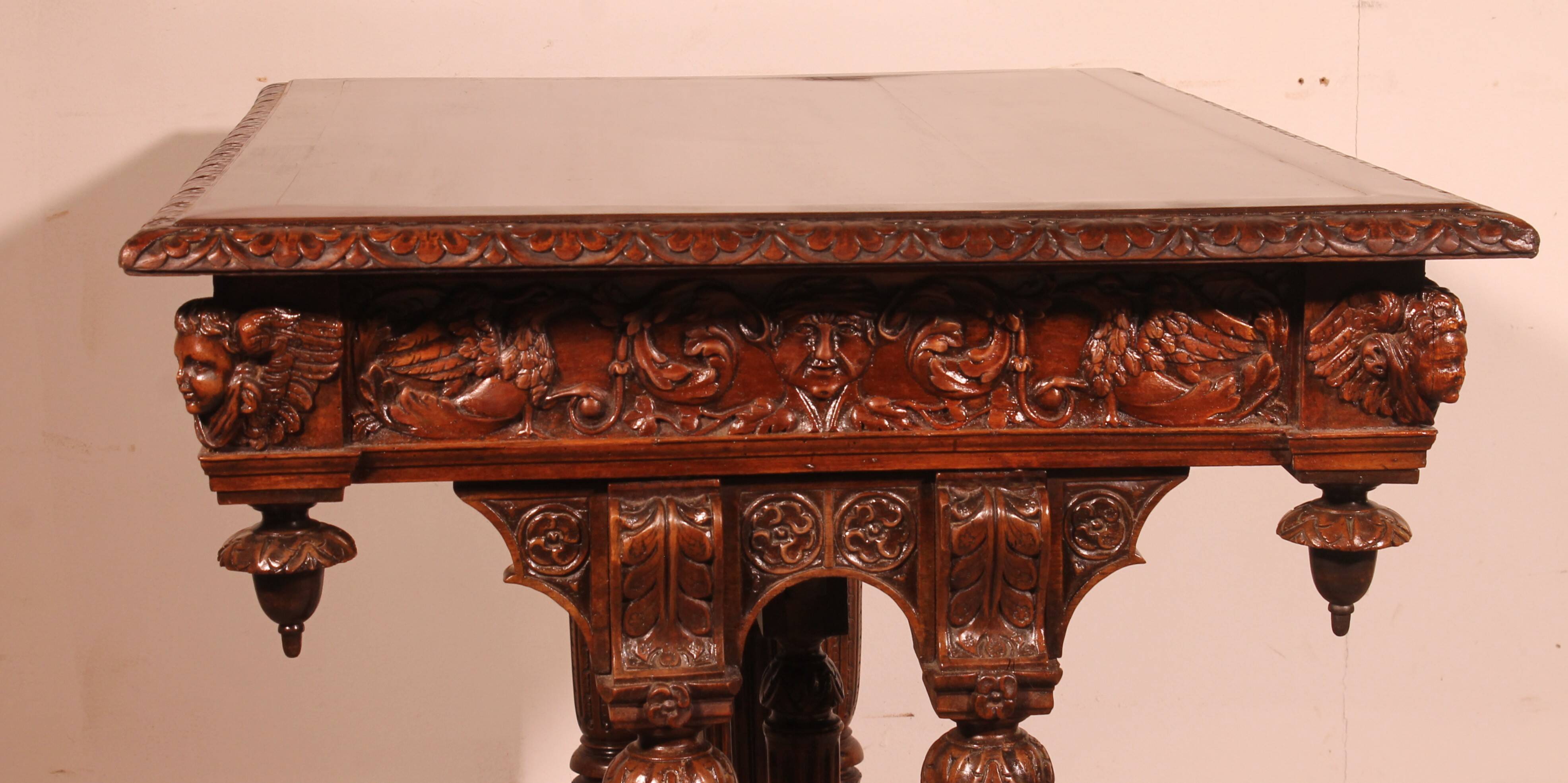 Table de milieu d'époque Renaissance en noyer