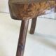 Tabouret tripode en orme massif