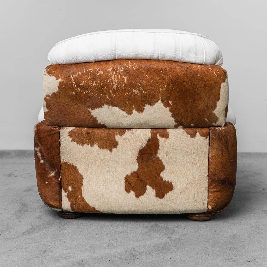 Poltrona vintage in cavallino e tessuto bianco anni ’70 modernariato