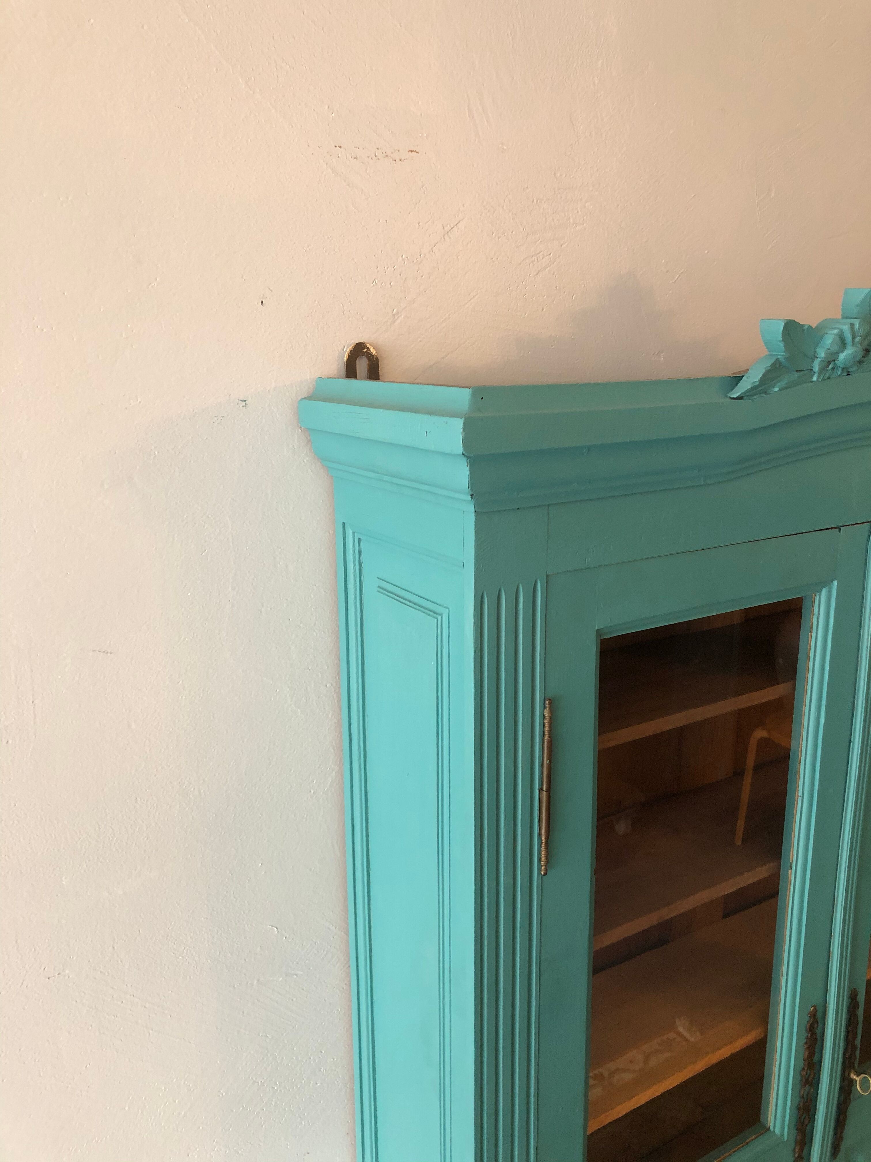 Showcase to be placed or hung