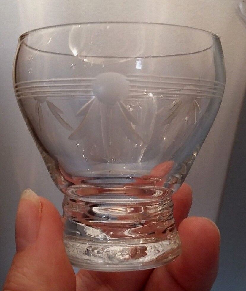 Série de verres à appéritifs début XXème en verre gravé