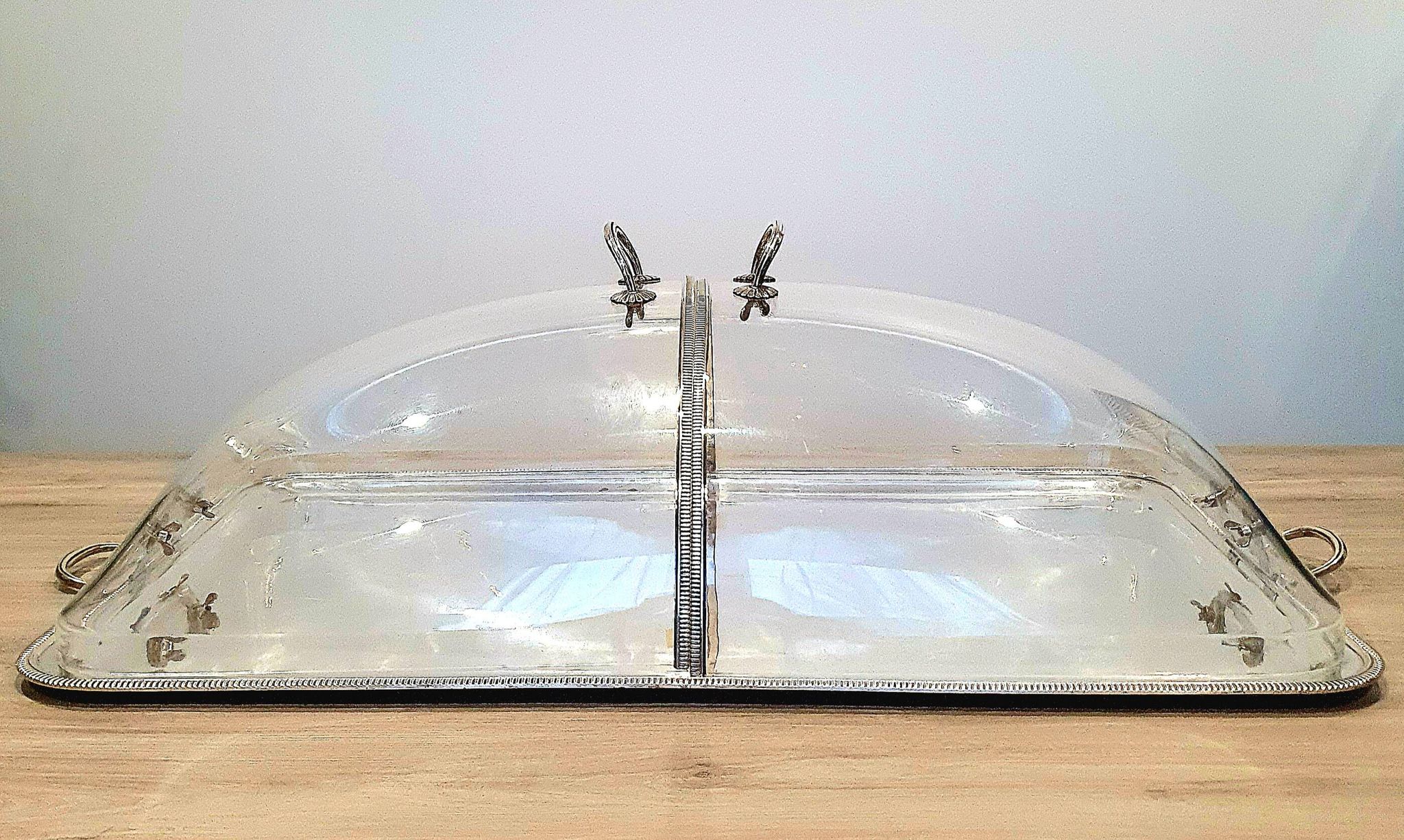 Large serving platter with lid, in silver metal.
