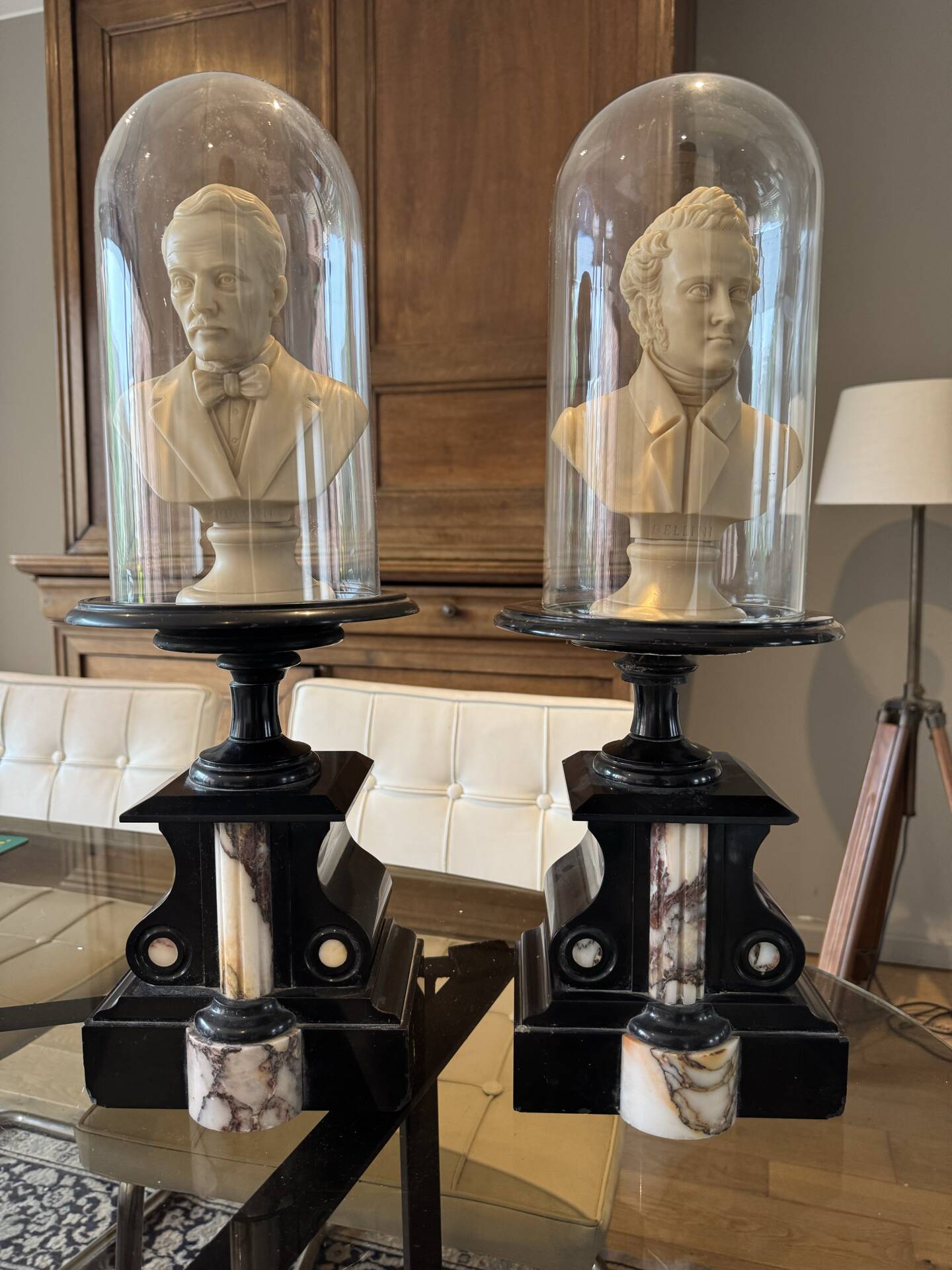 Paire de bustes Bellini et Puccini sous globe en verre.