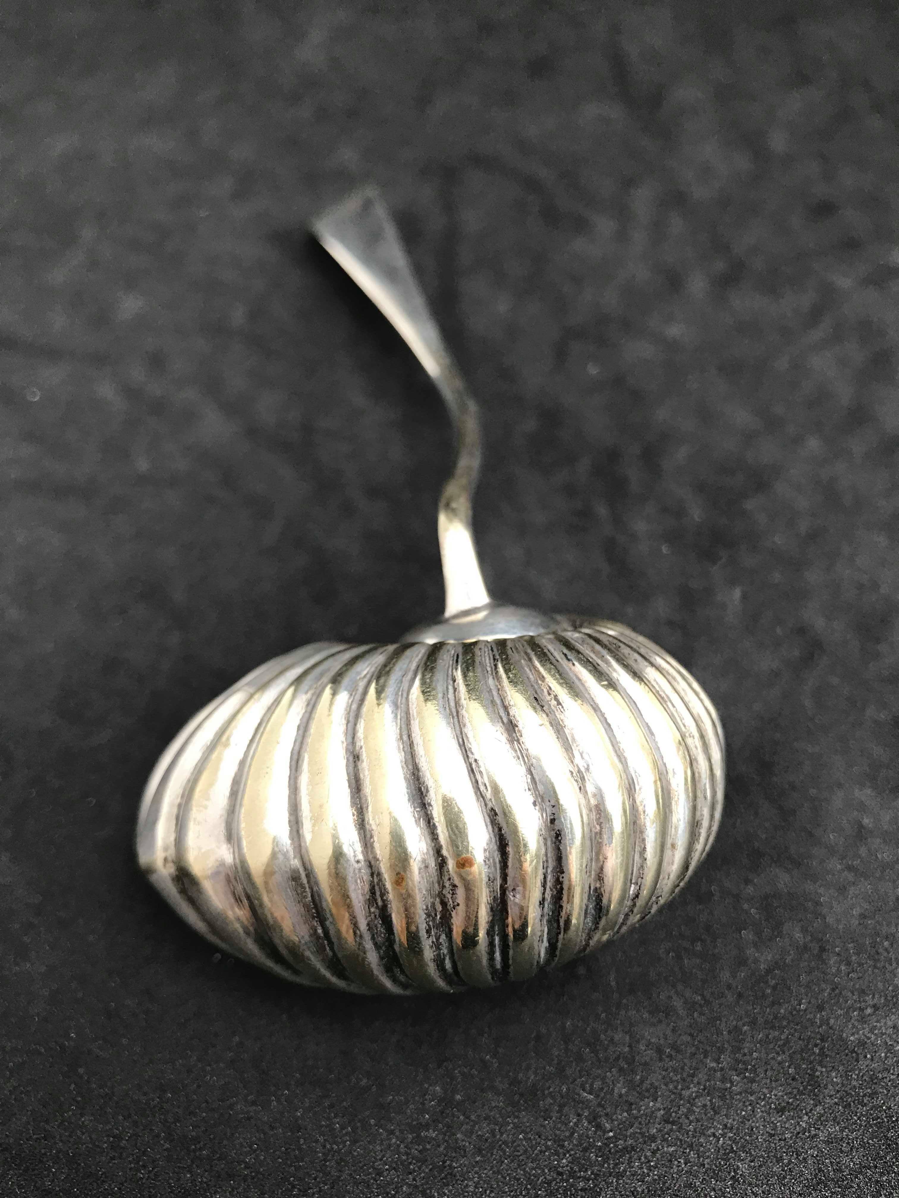 Cuillère a sucre en forme de coquille 1905