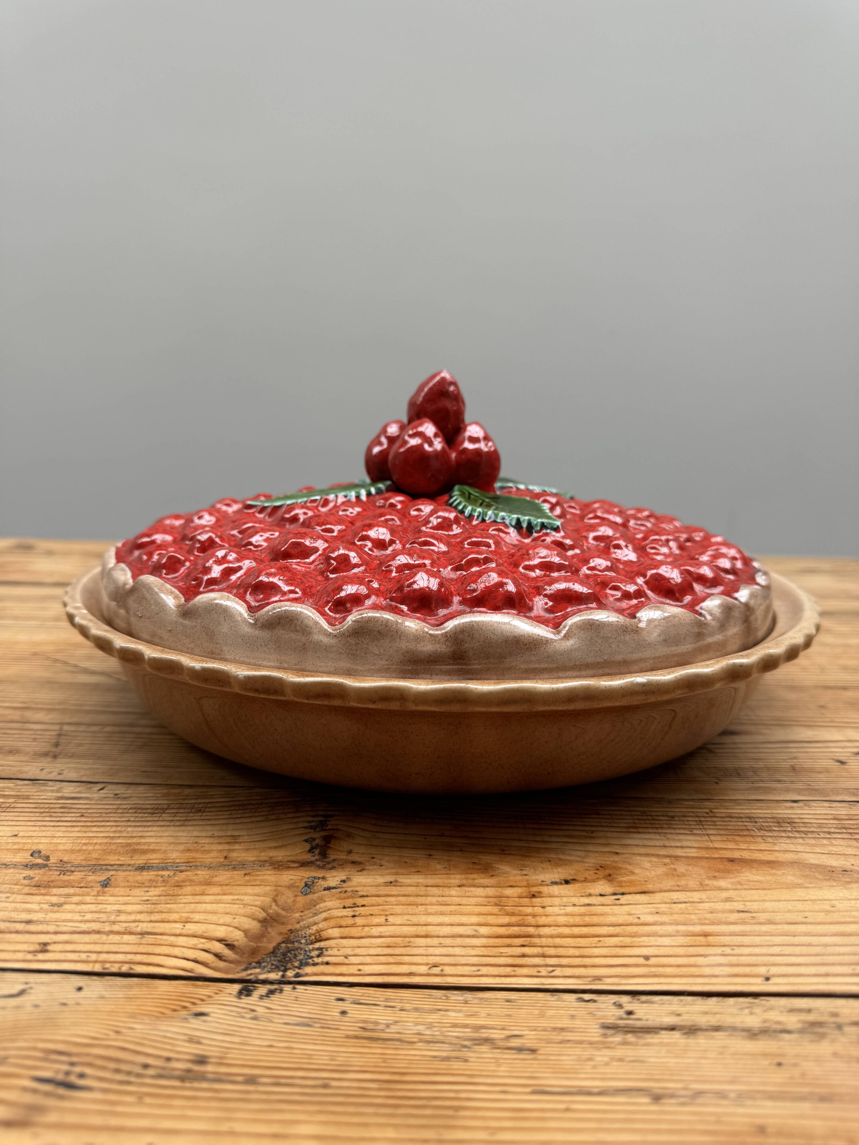 A trompe l’oeil strawberry pie dish