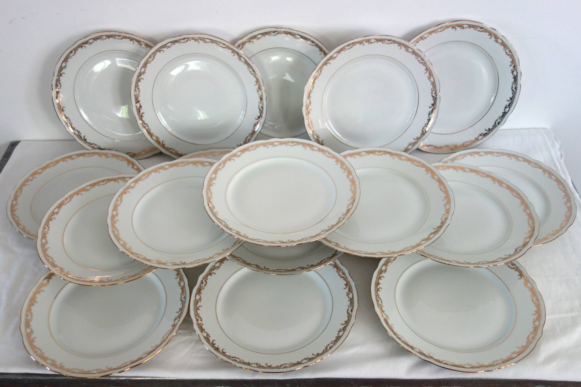18 golden flat plates CNP Haute Porcelaine de Luxe du Berry