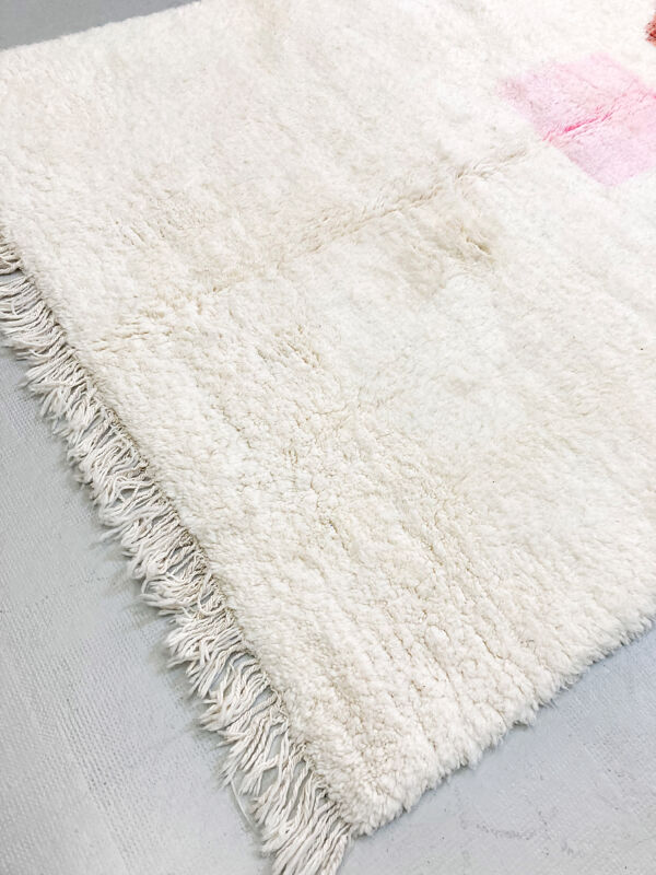 Tapis berbère marocain beni ouarain écru à motifs colorés 248x161cm
