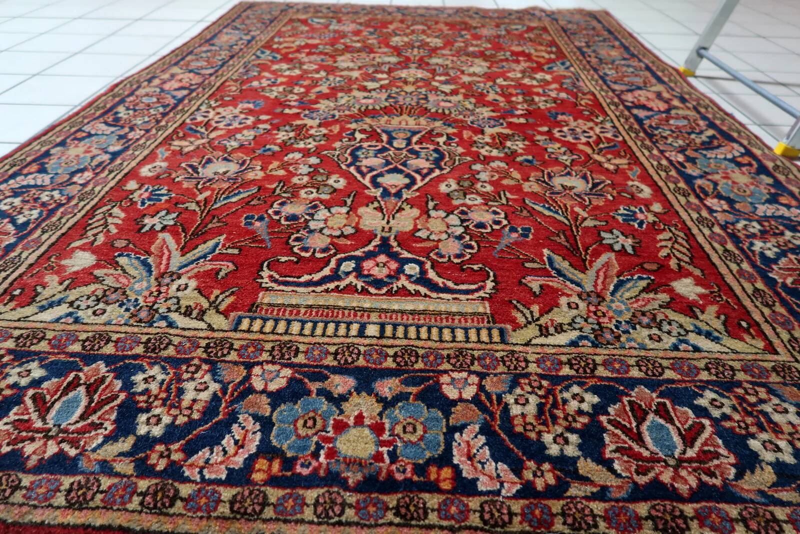 Handmade antique Persian Kashan rug 136cm x 201cm, 1910s