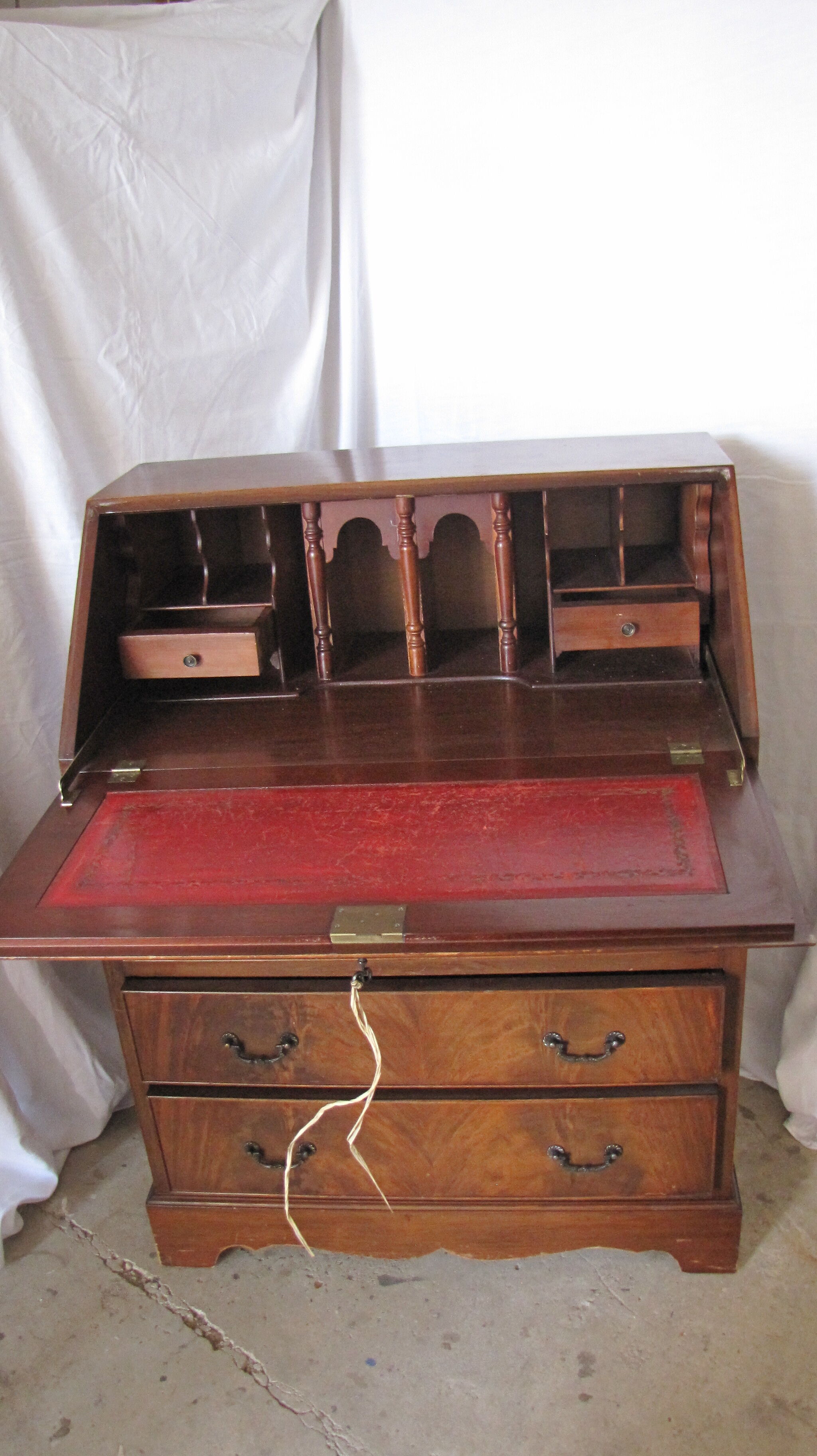 English secretary in walnut grazing