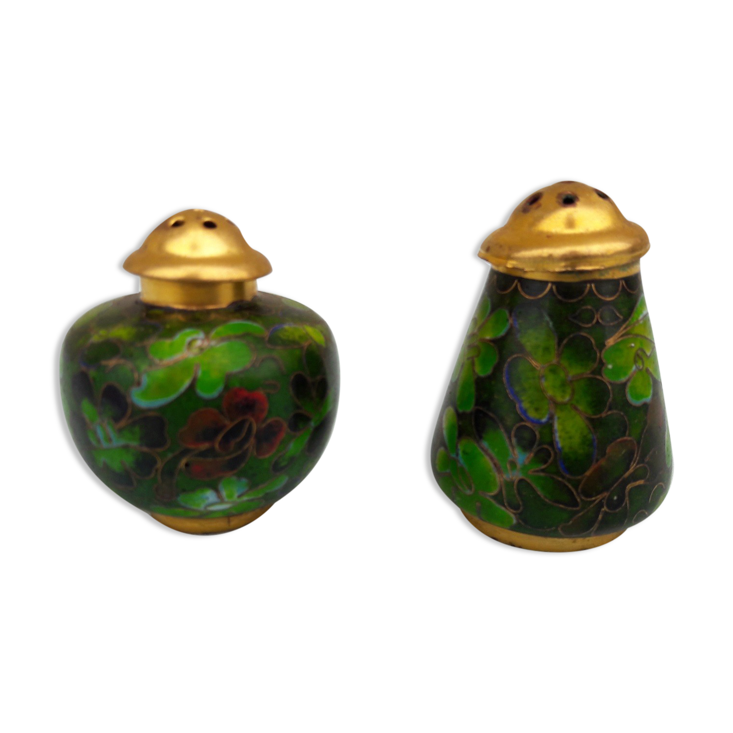 Salt and pepper shaker in partitioned enamels