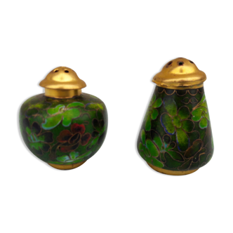 Salt and pepper shaker in partitioned enamels