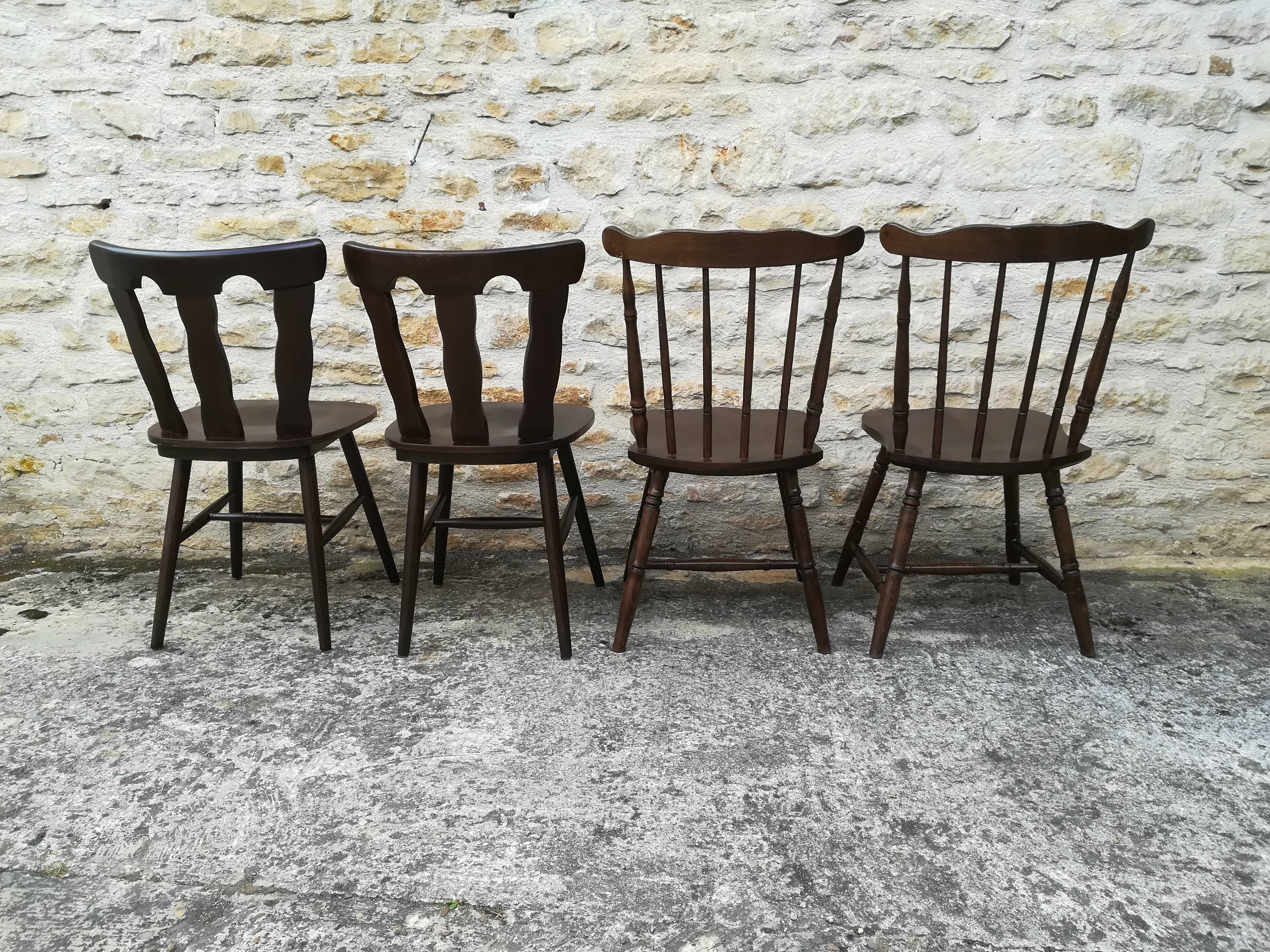 Chaises de bistrot dépareillées