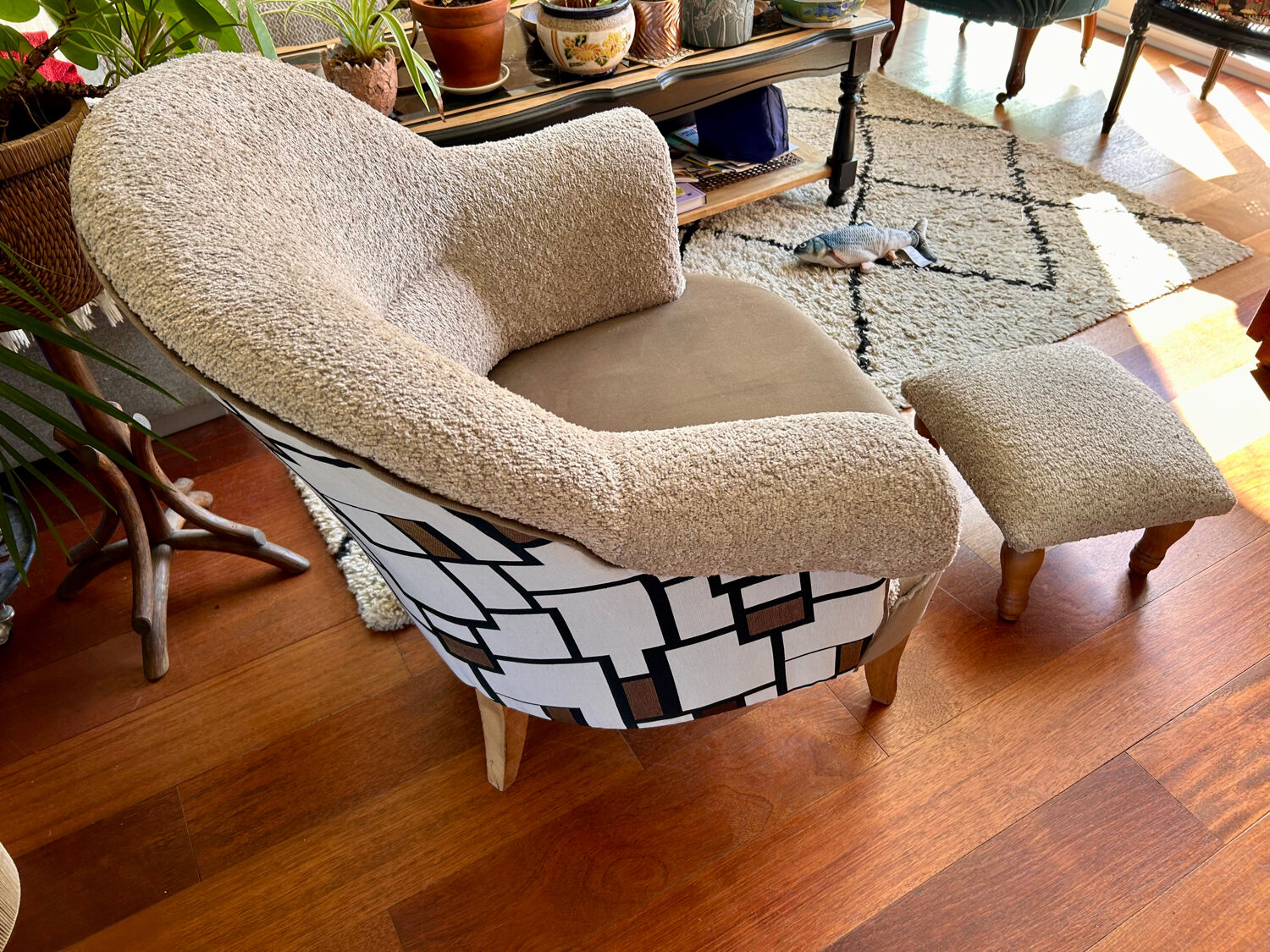 Renovated crapaud armchair with footrest - Boucle fabric