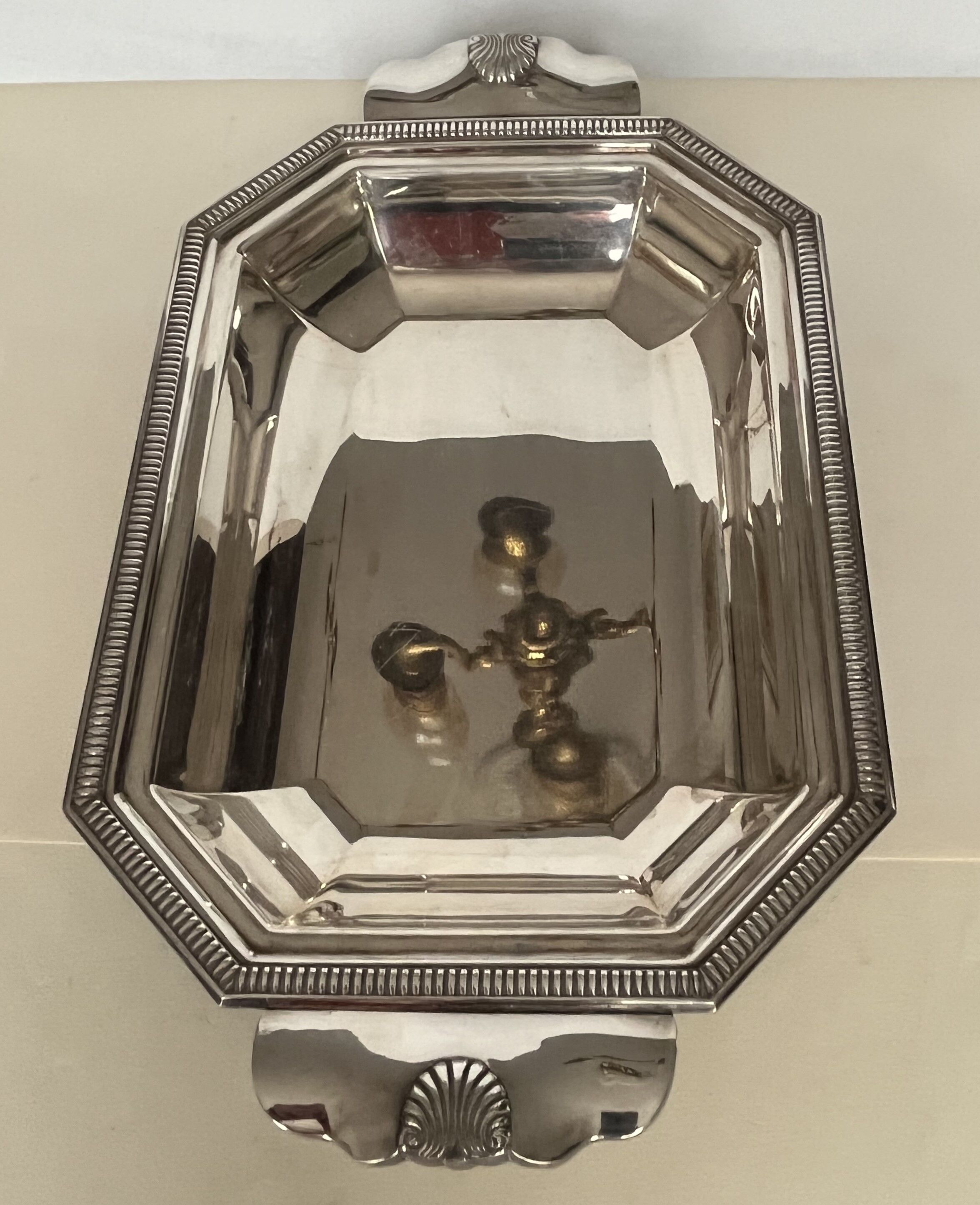 Dish in silver metal