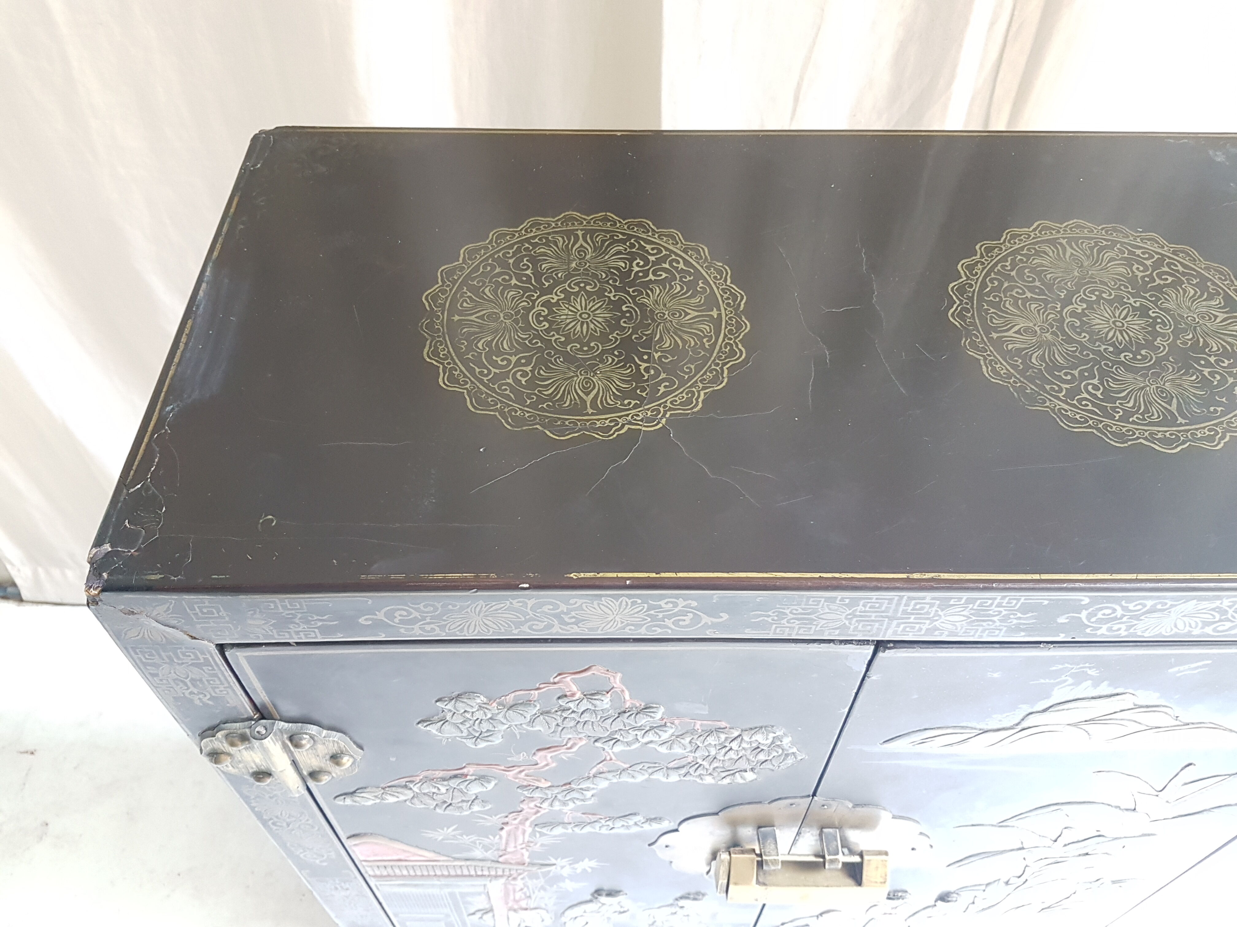 Chinese Bahut in 2-door laque