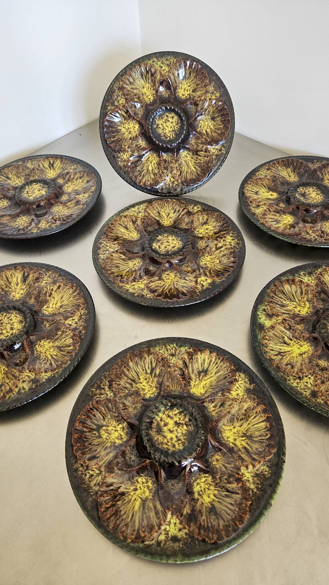 7 assiettes à huitres, vintage Vallauris Marius Giuge.