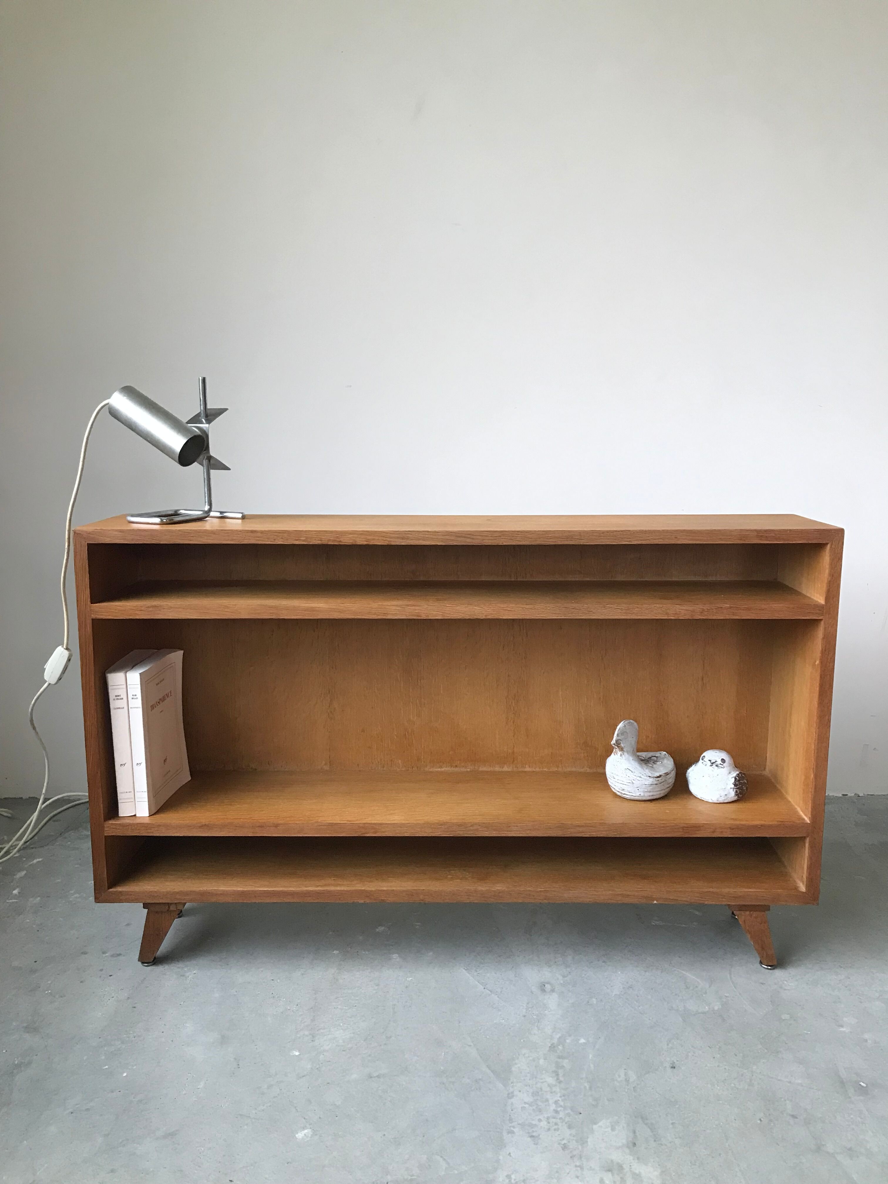 Small oak shelf, work of the 50s.