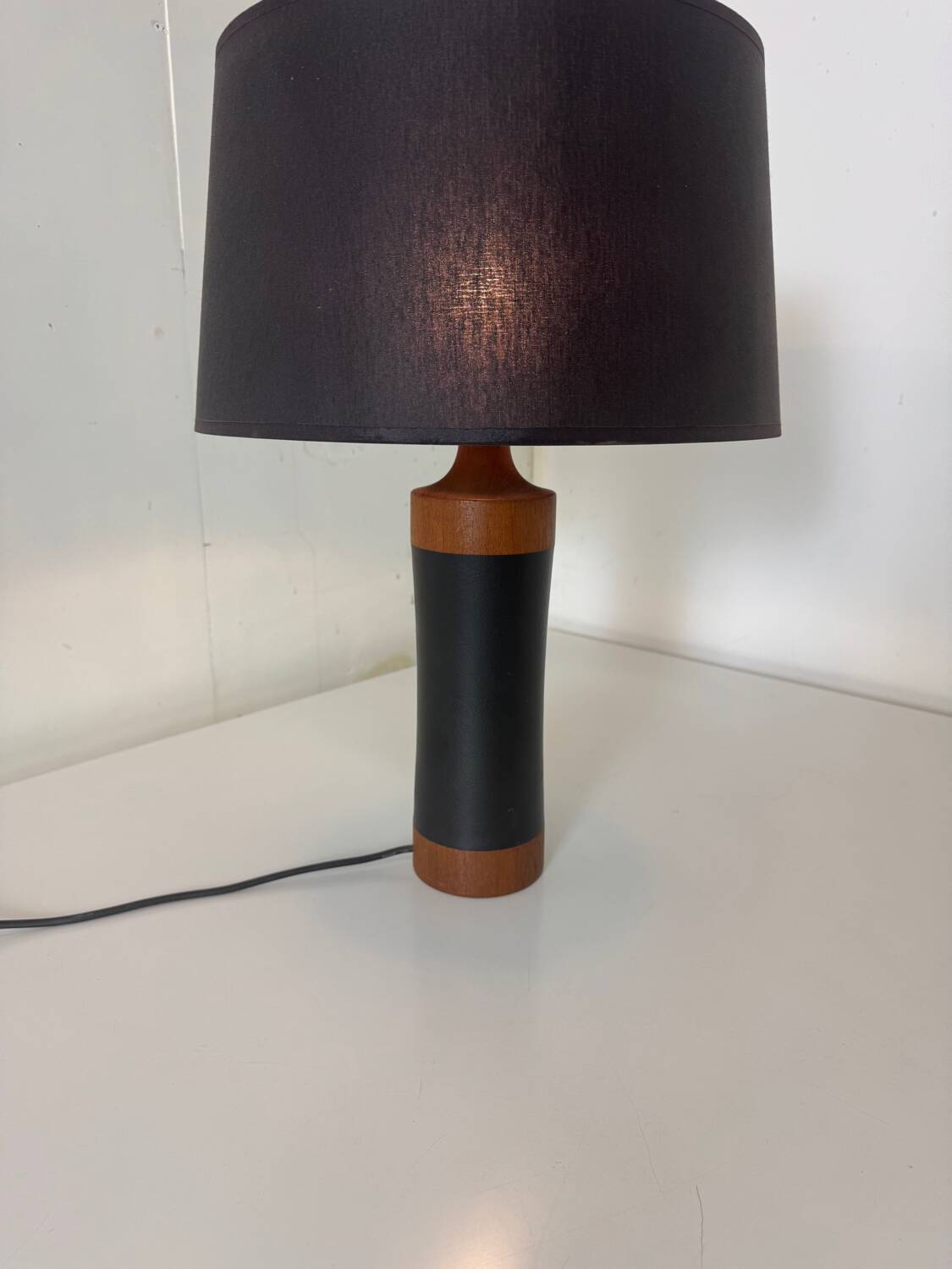 Lampe de table scandinave danoise du milieu du siècle en teck et cuir, années 1950