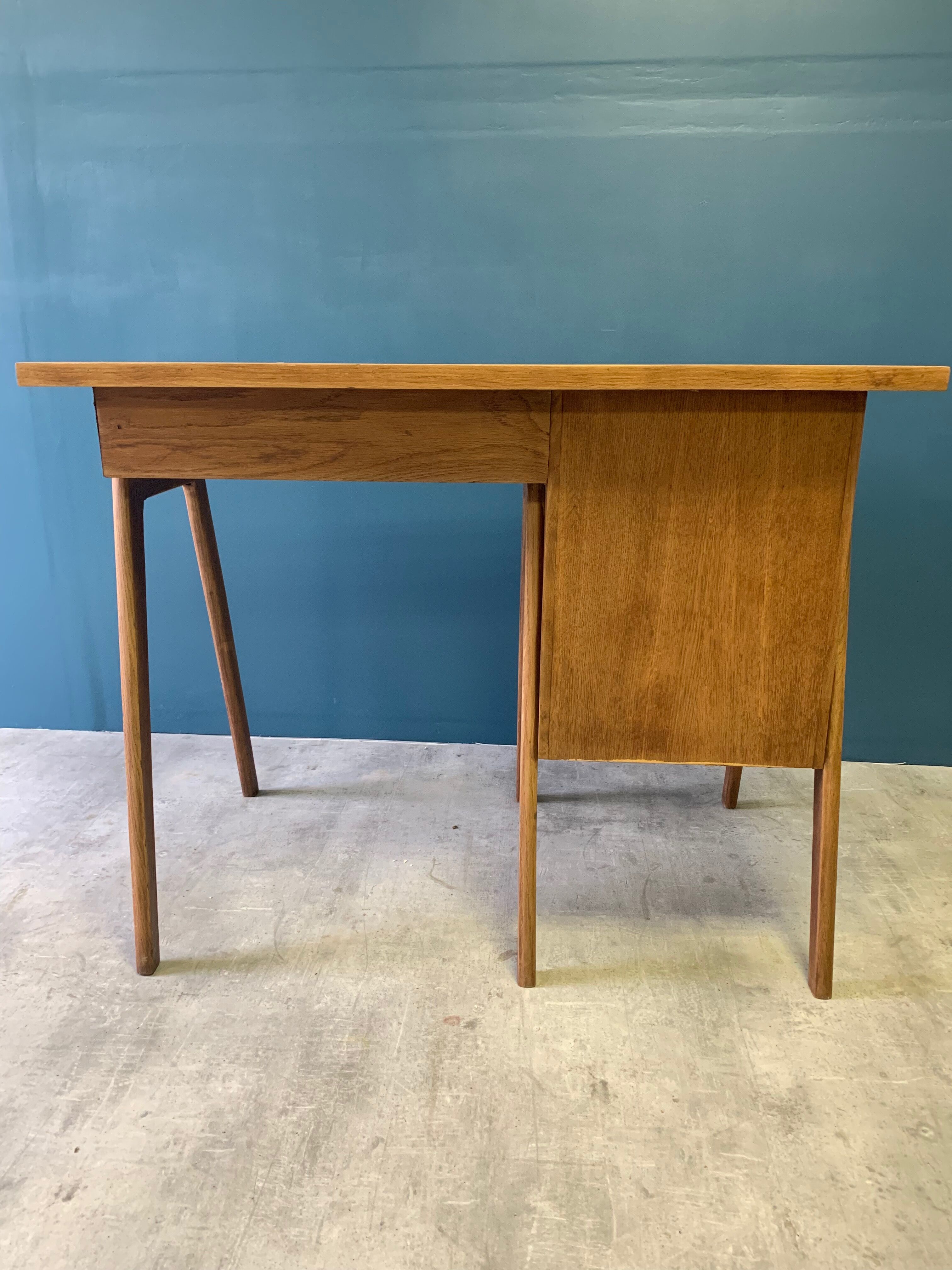 Desk 4 drawers with vintage fins