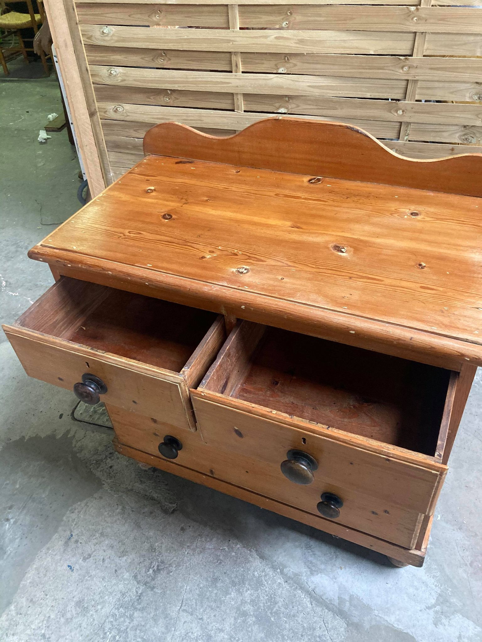 Commode en pin à gros boutons