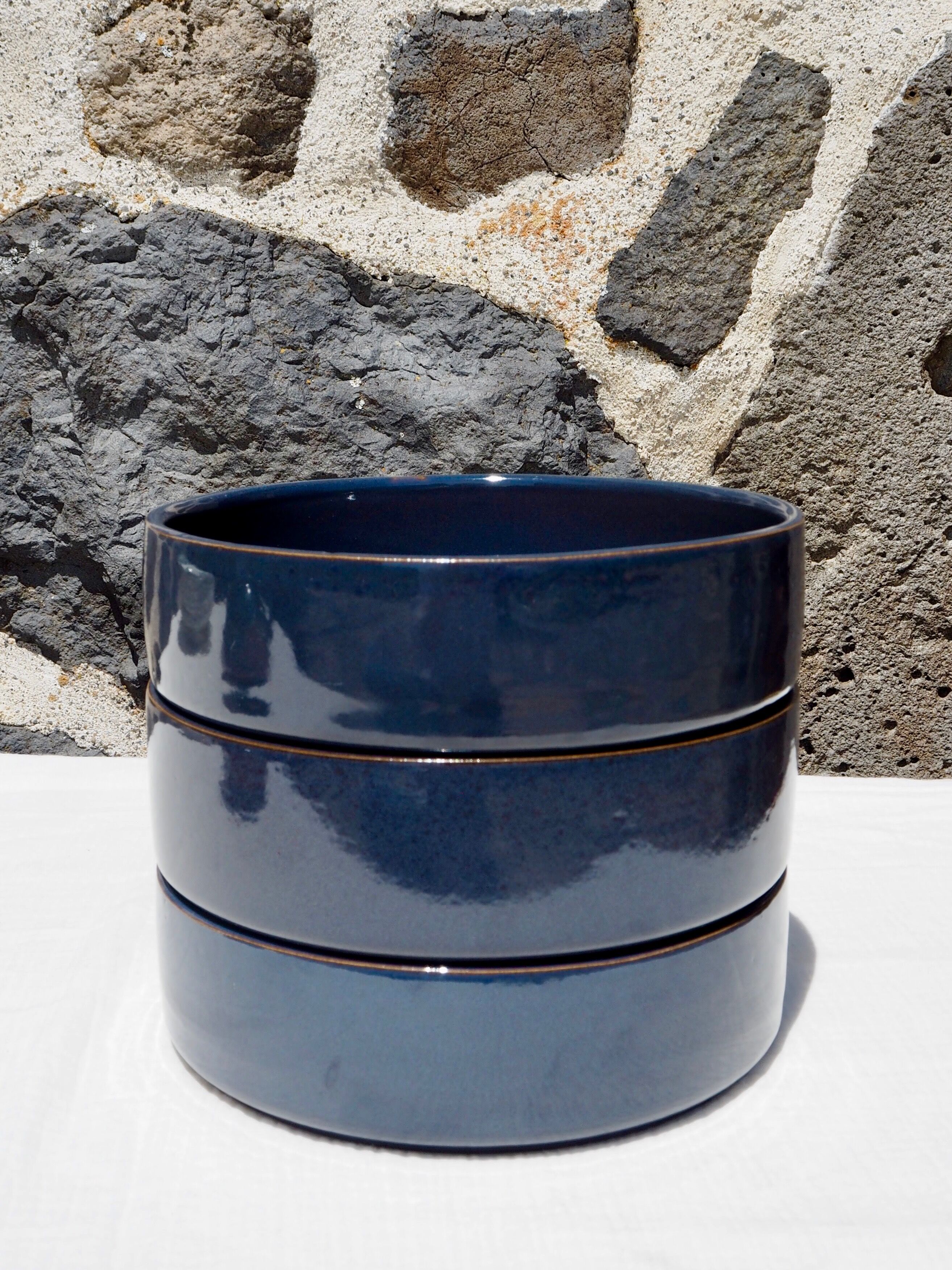 Plat creux artisanal en grès vernissé bleu marine