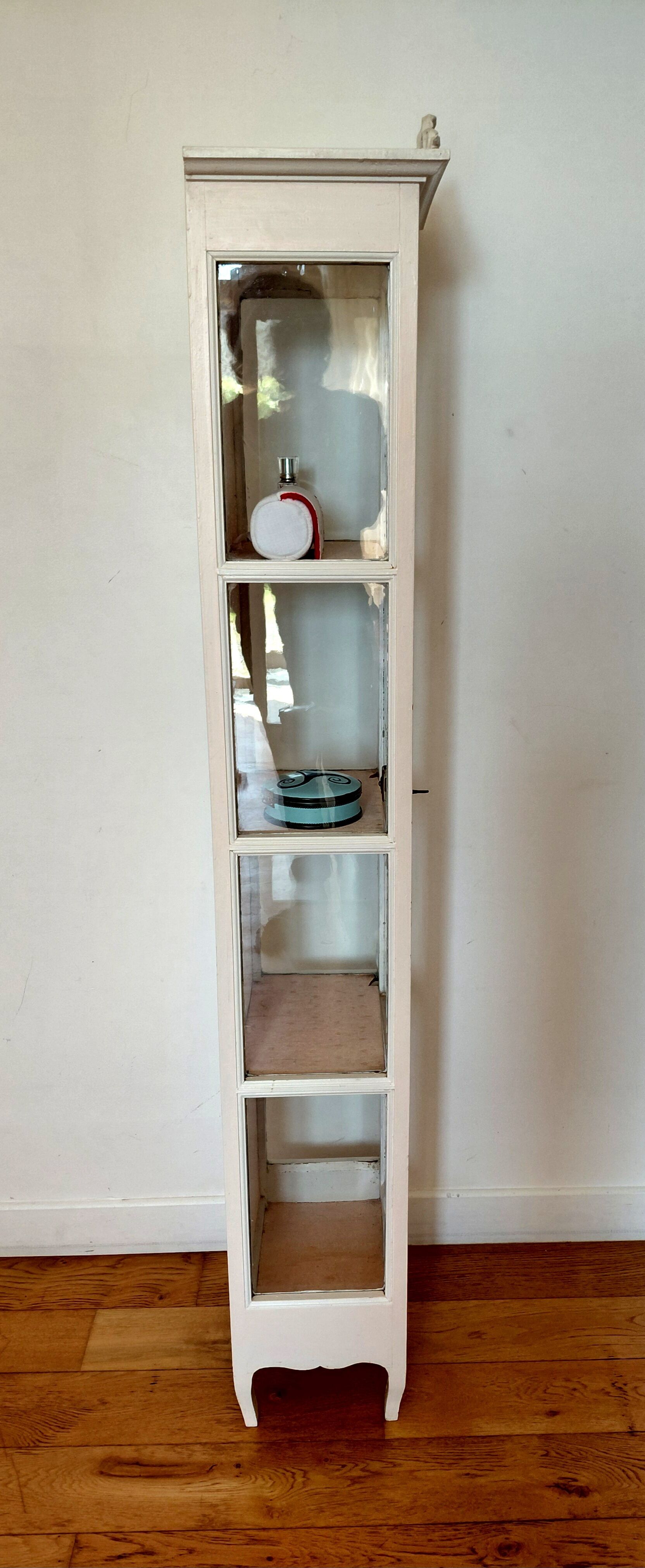 Vitrine ancienne patinée blanc cassé