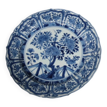 Chinese lobed dish with peony tree and fence – Kangxi, c.1700–1720
