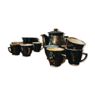 Set of 9 cups and their matching art deco teapot