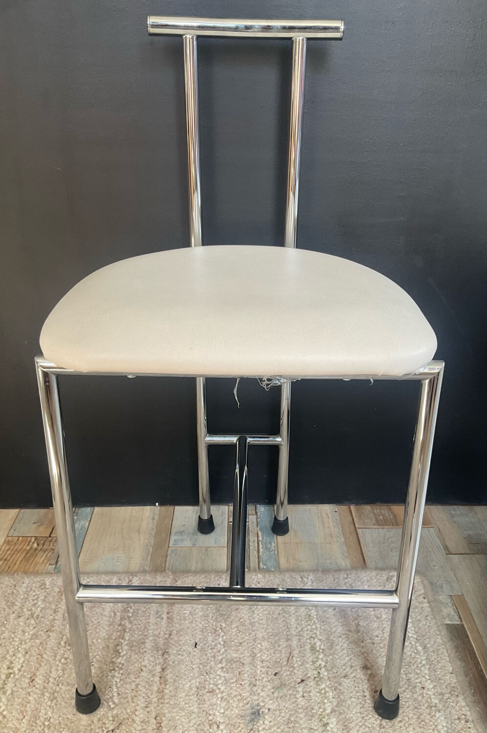Vintage 70s chair in chrome metal and white faux leather.