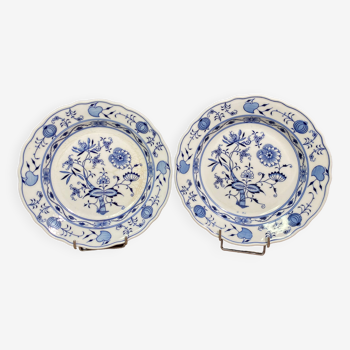 Pair of hollow plates in Meissen porcelain, onion décor