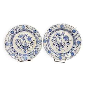 Pair of hollow plates in Meissen porcelain, onion décor