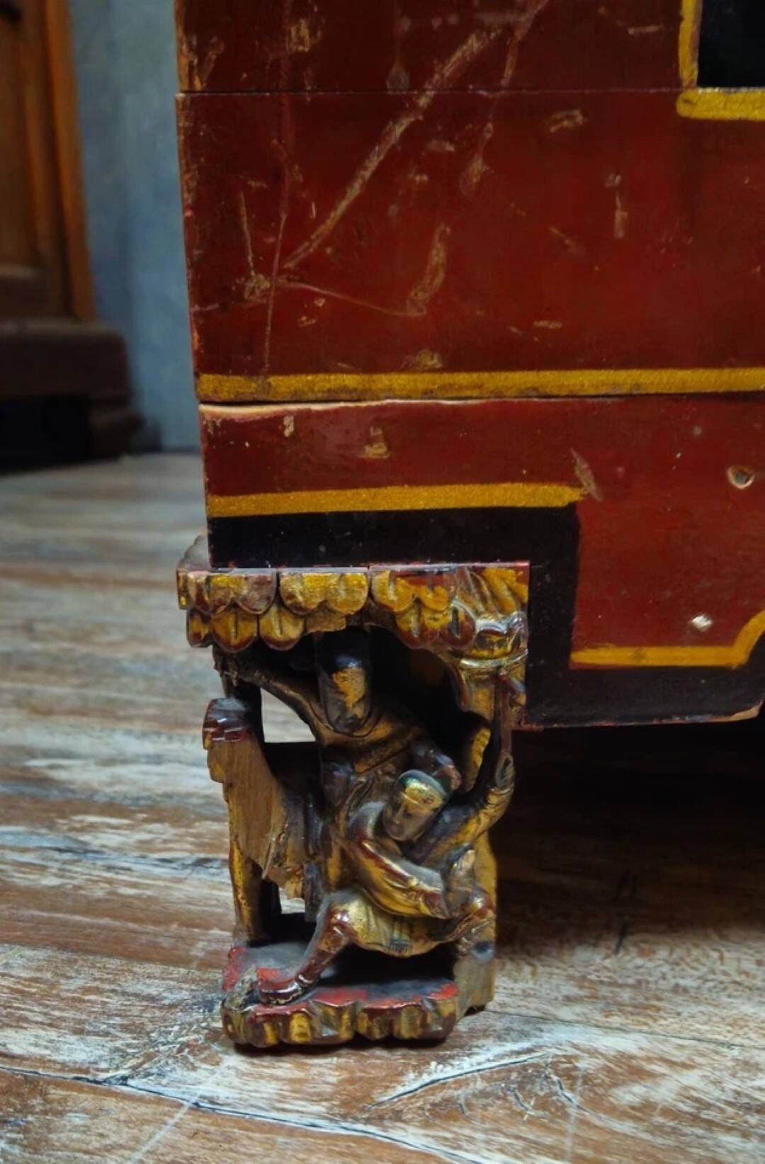 Grande Banquette asiatique sculptée –Bois laqué et panneaux en relief