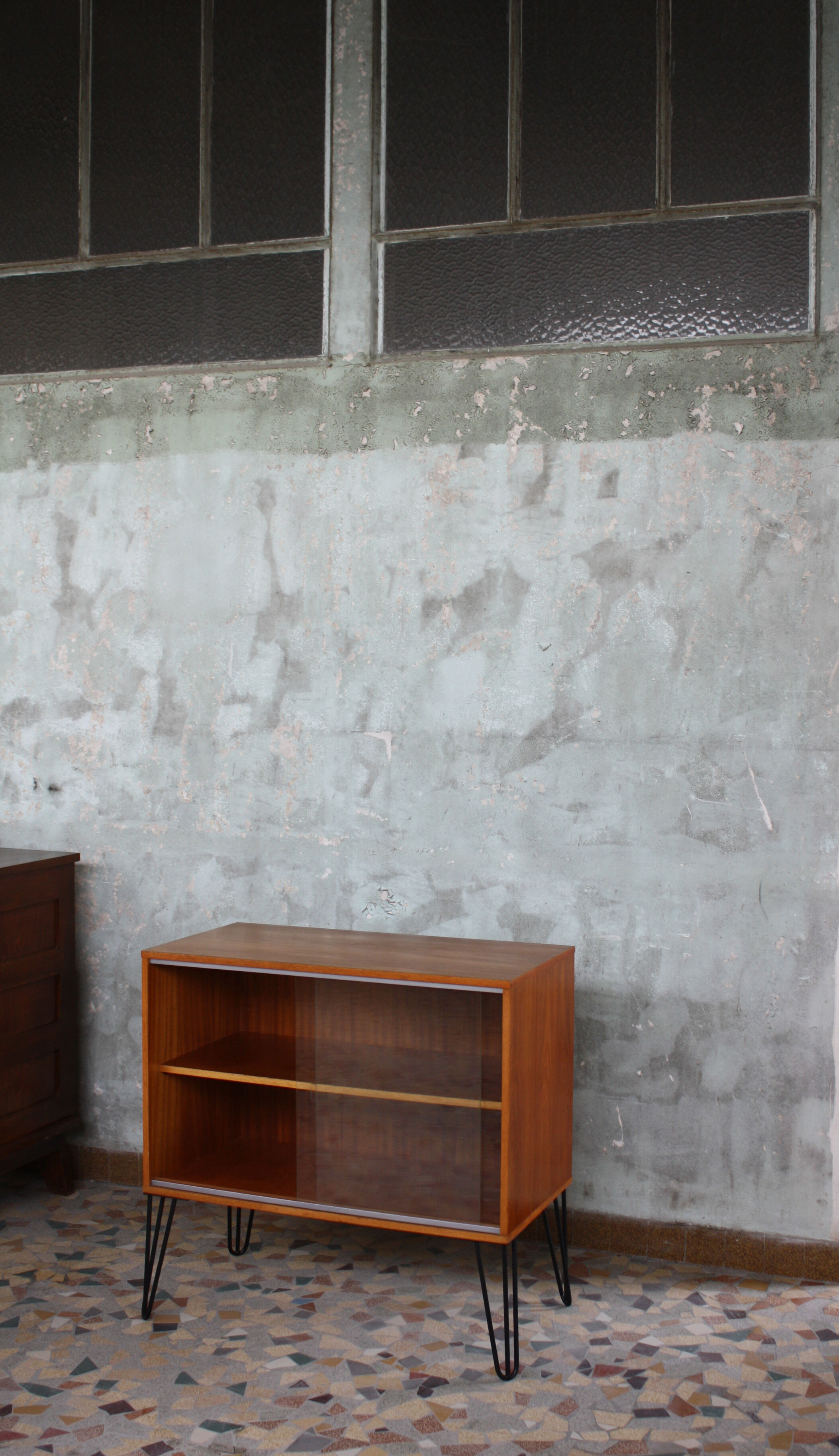 Showcase storage teak vintage 1960 with hairpin legs
