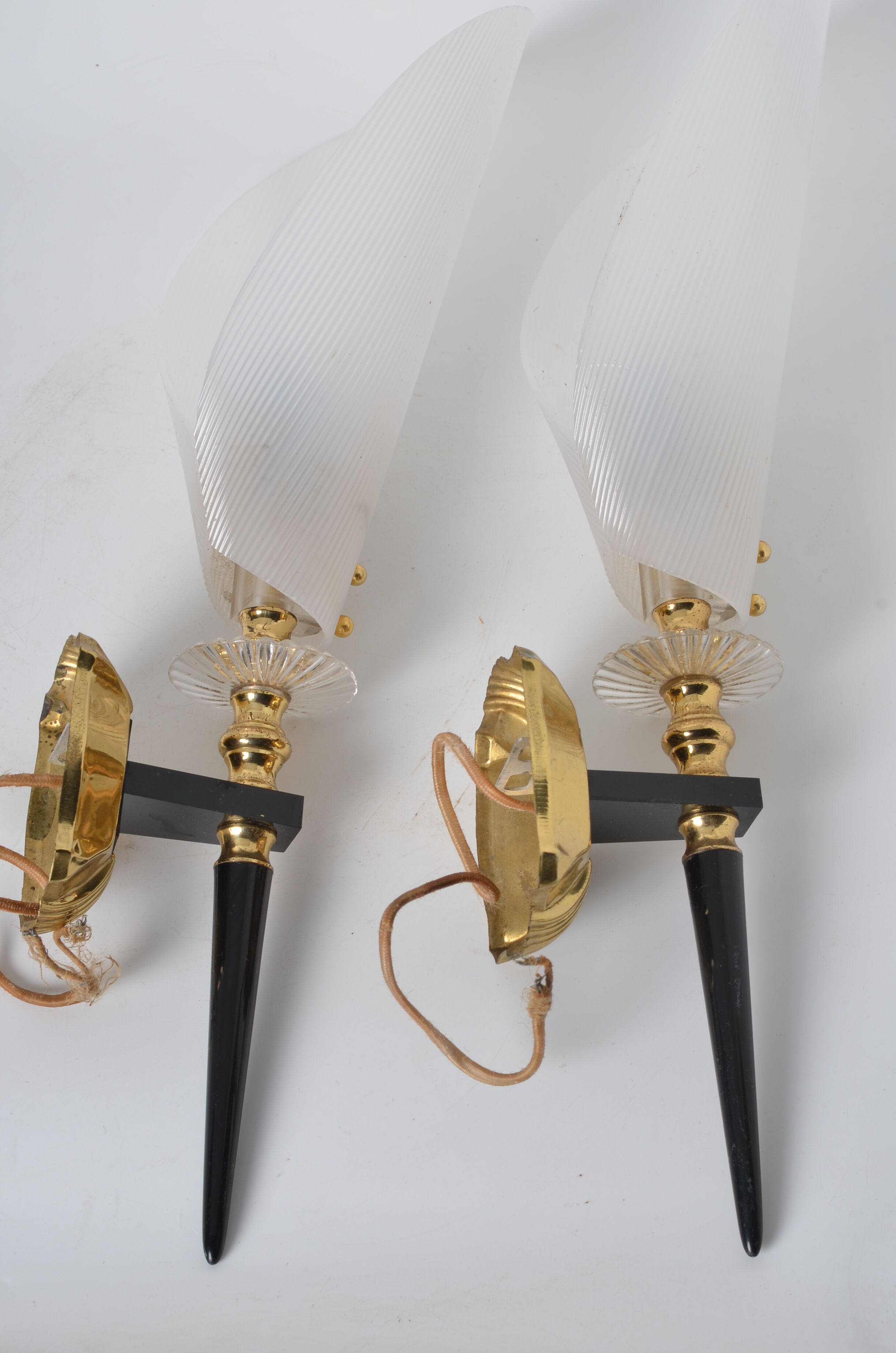 White wall lamp horn shape