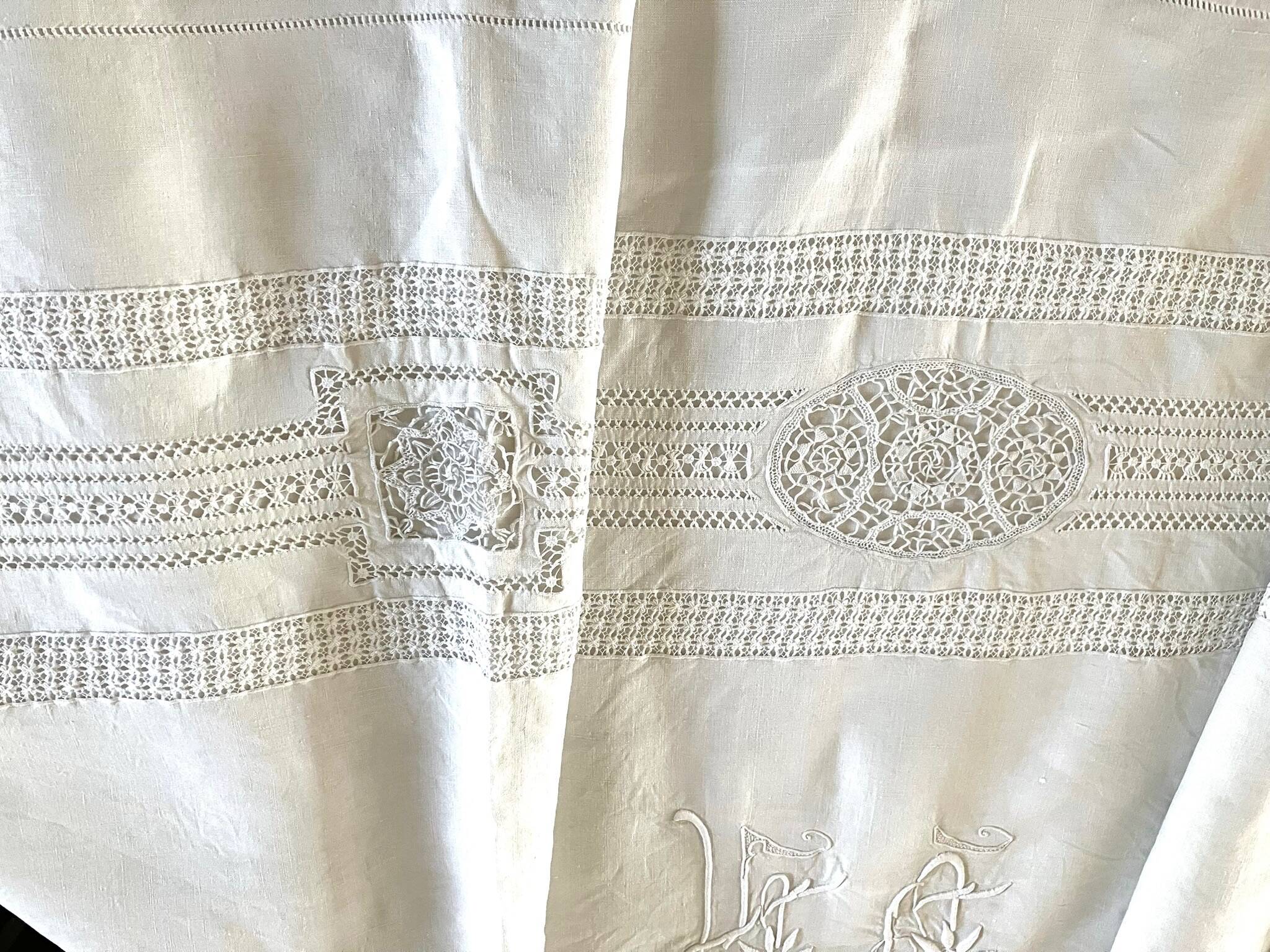 Sublime drap en lin dentelles broderies et monogramme