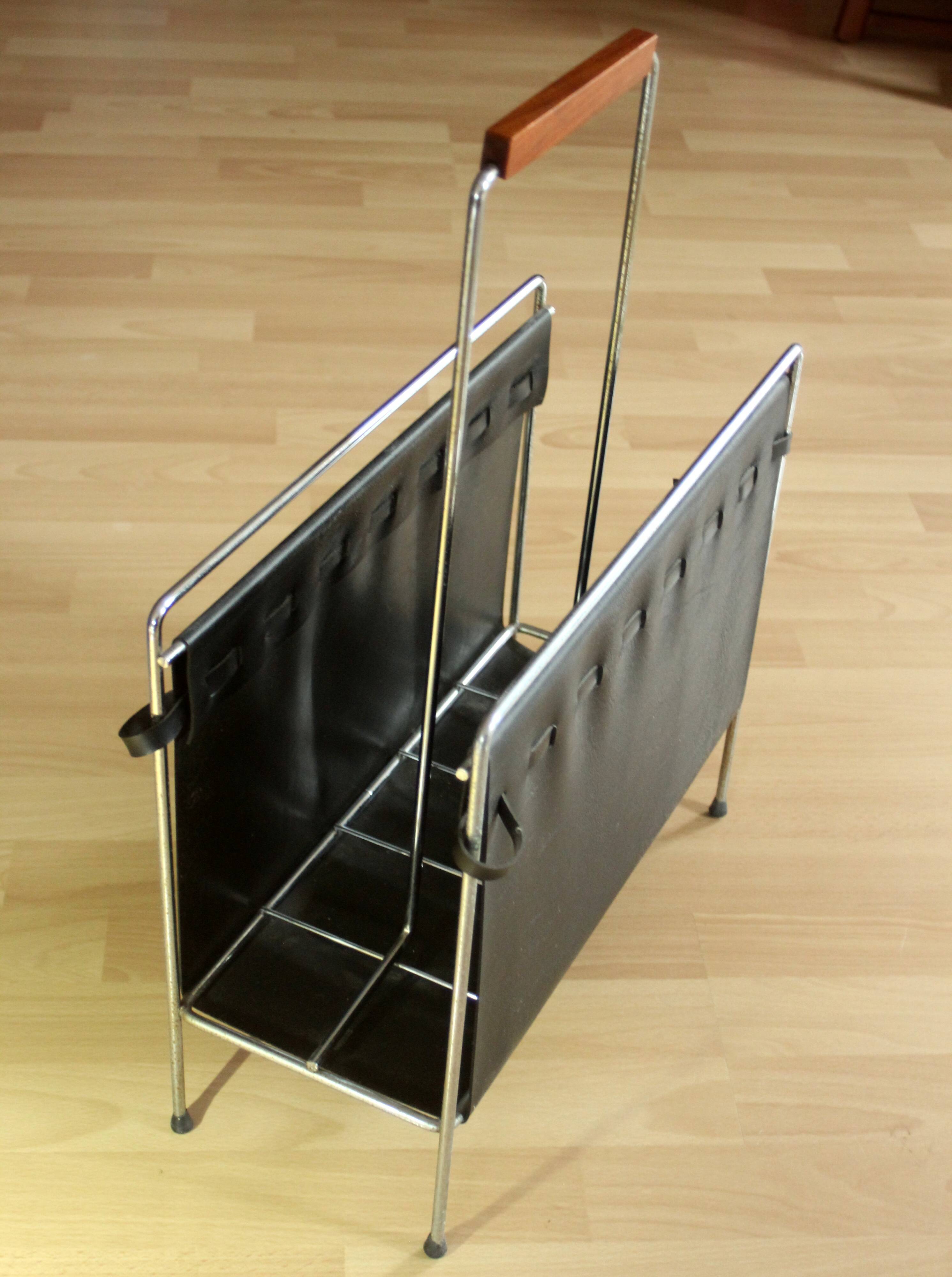 Porte-magazines Space Age en cuir noir et métal avec poignée en teck, vintage des années 1970