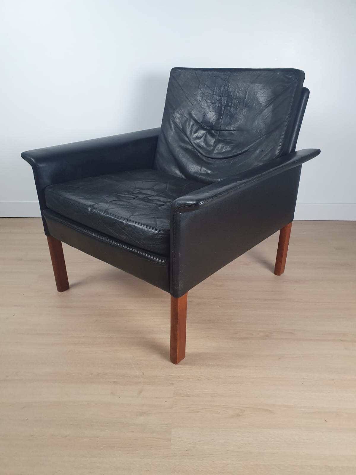 D500 armchair in black leather by Hans Olsen 1960